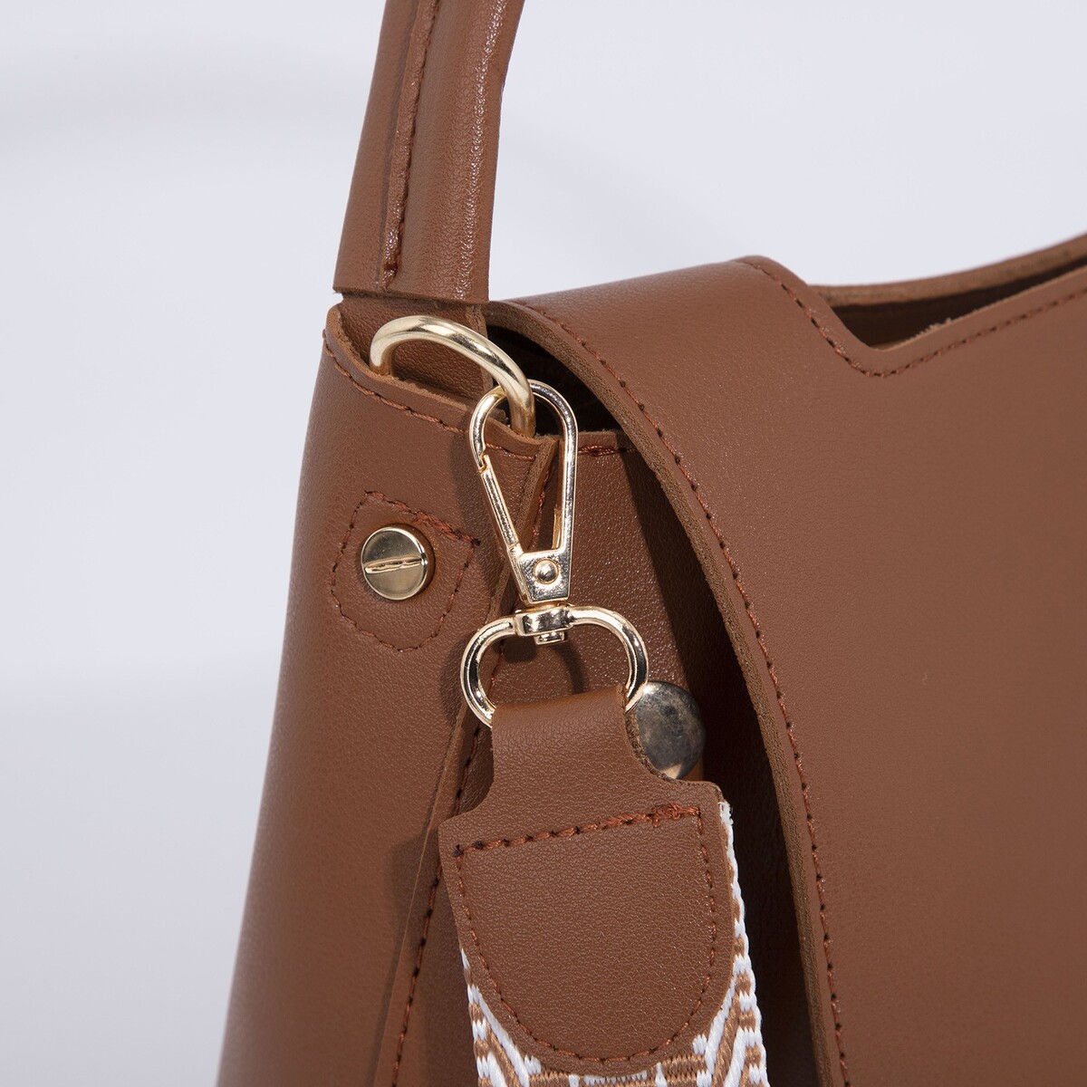 фото Сумка-мессенджер на клапане, цвет коричневый no brand