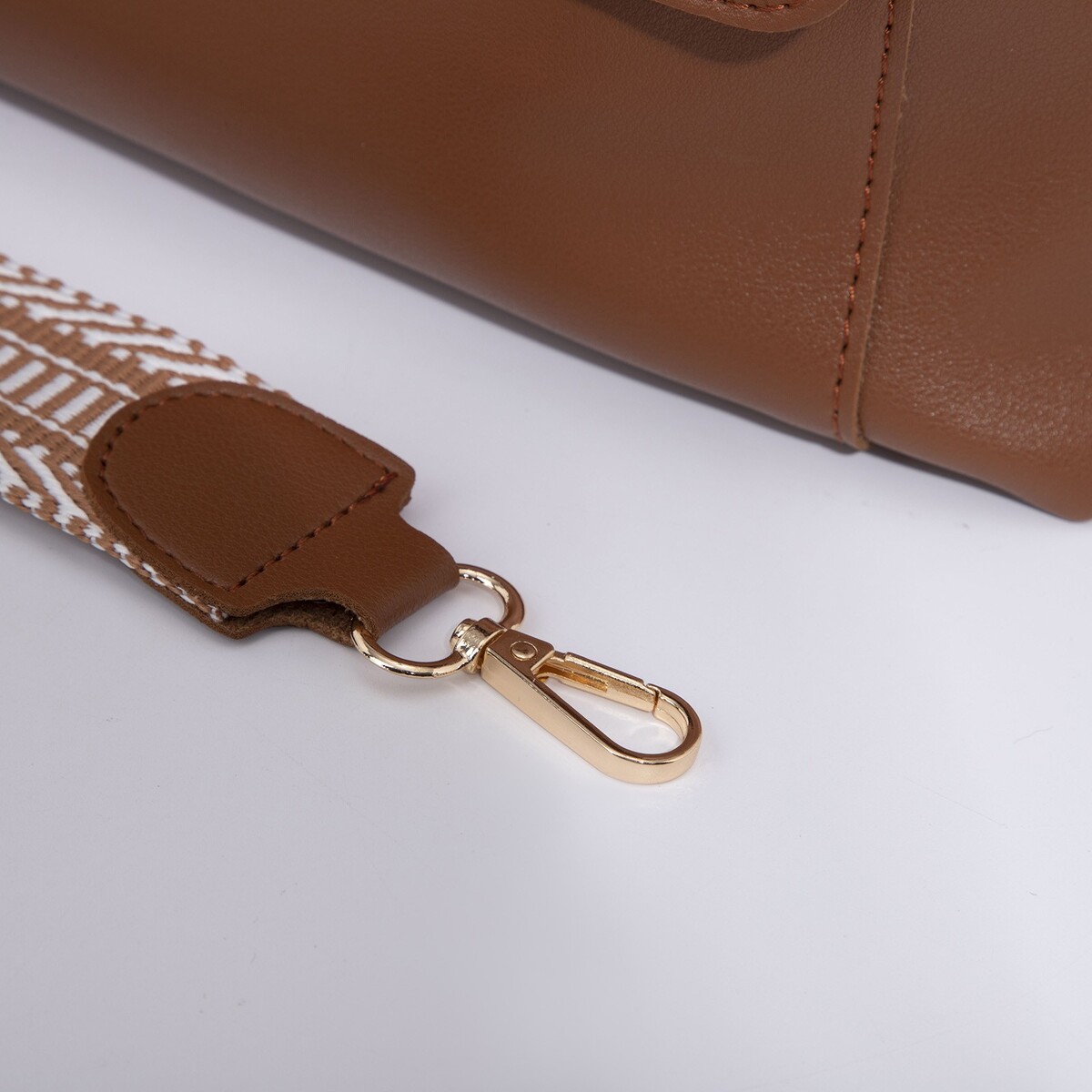 фото Сумка-мессенджер на клапане, цвет коричневый no brand