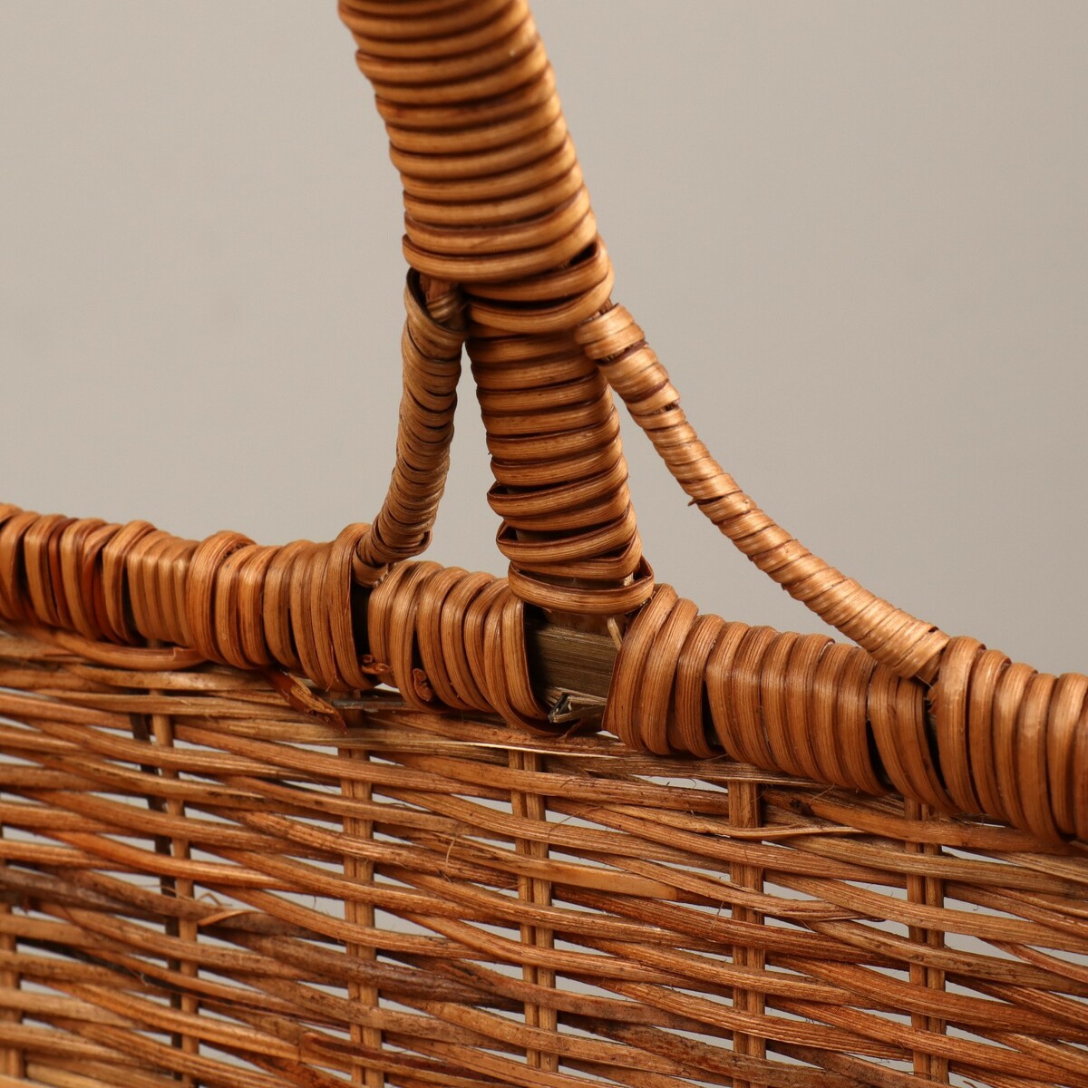 фото Корзина с высокой ручкой, 40х31х25 см, ротанг no brand