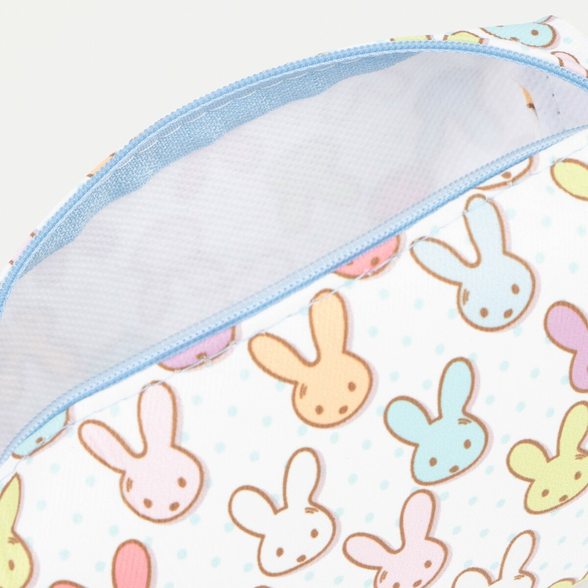 фото Косметичка на молнии, цвет белый no brand