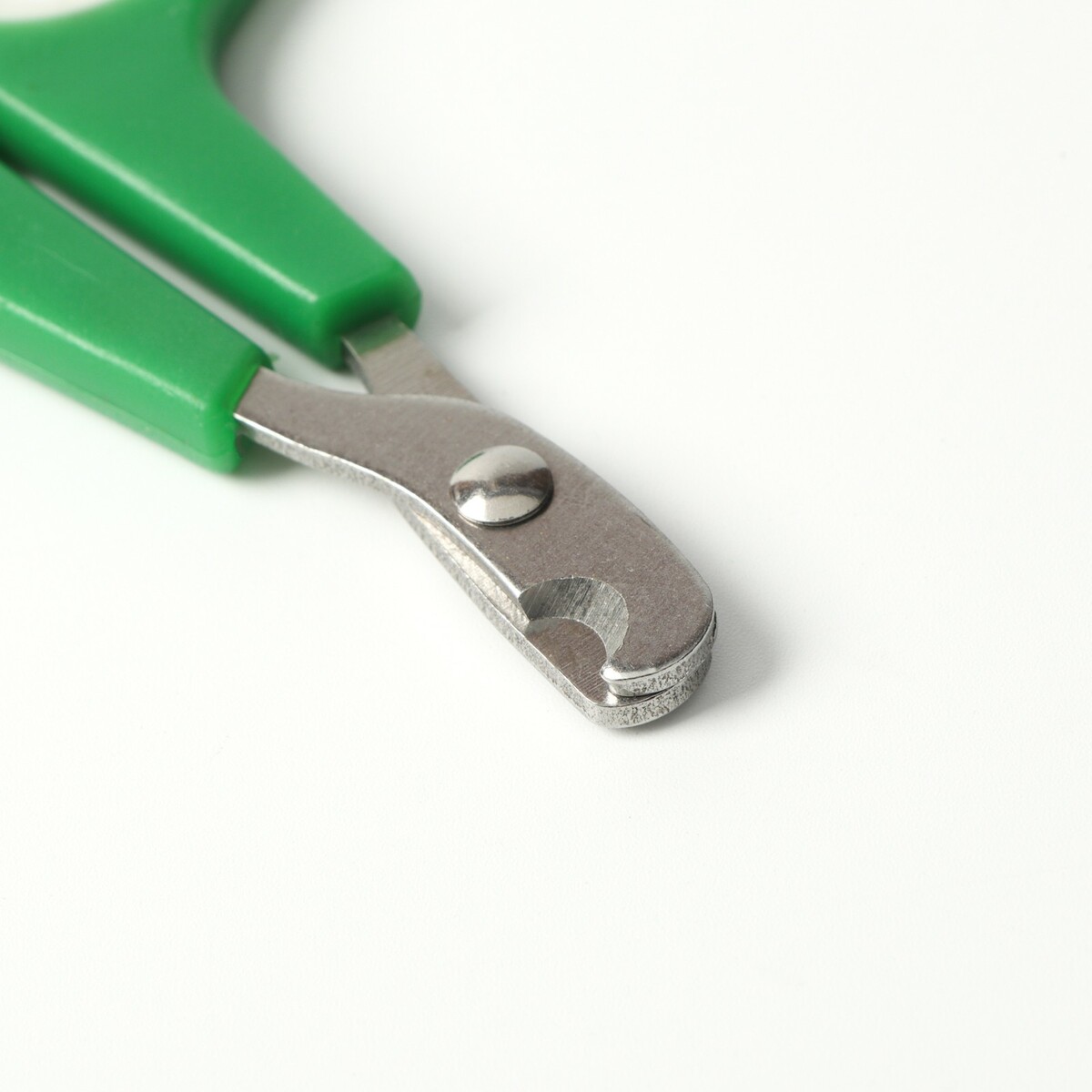 фото Ножницы-когтерезы с упором для пальца, отверстие 6 мм, зеленые с белым пижон