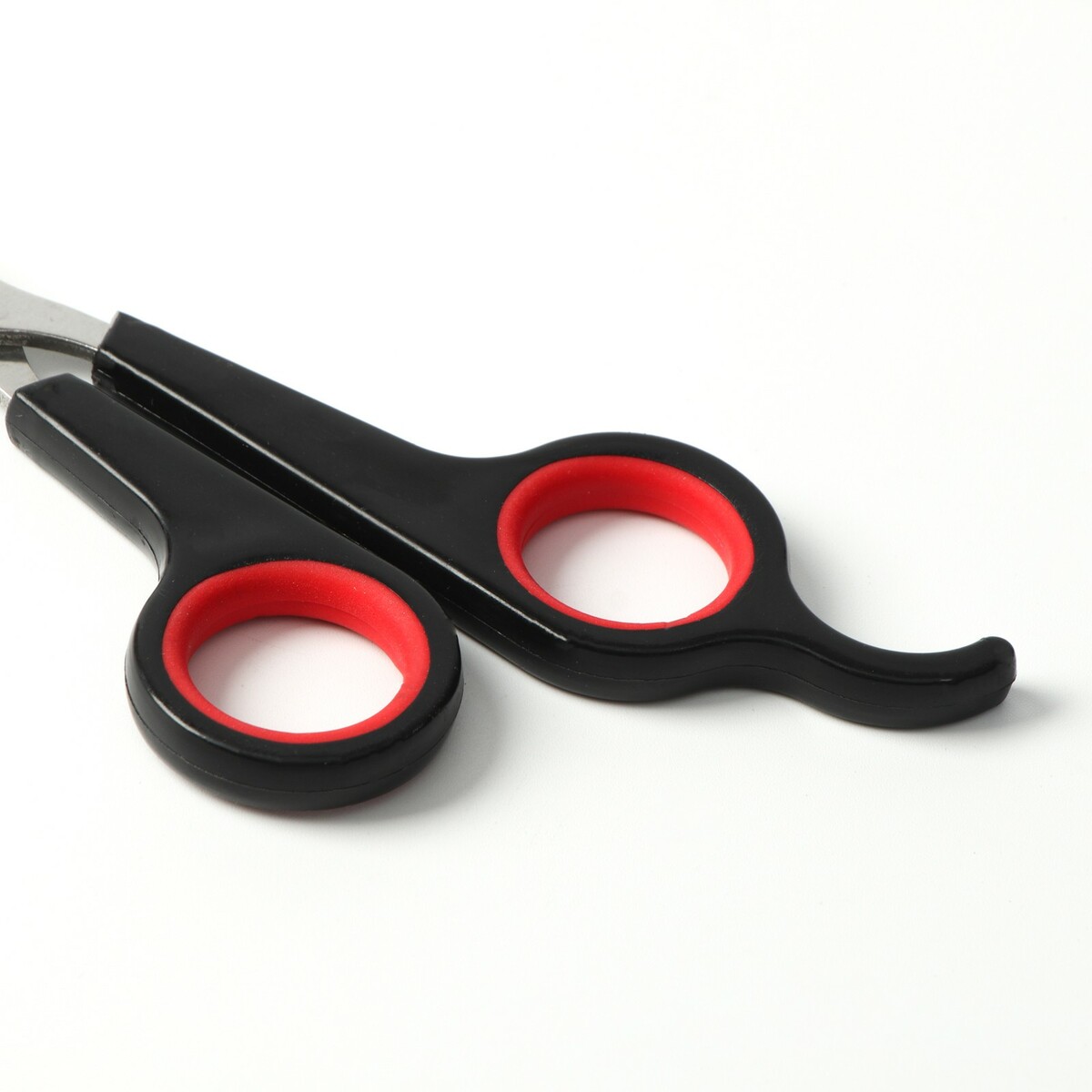 фото Ножницы-когтерезы с упором для пальца, отверстие 6 мм, черные с красным пижон