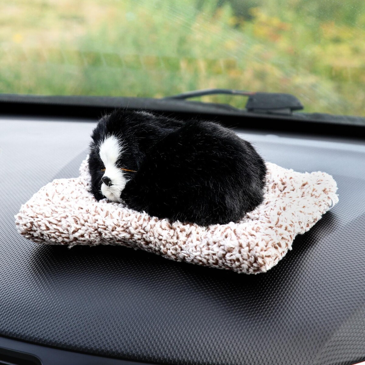 фото Игрушка на панель авто, собака на подушке, черный окрас no brand