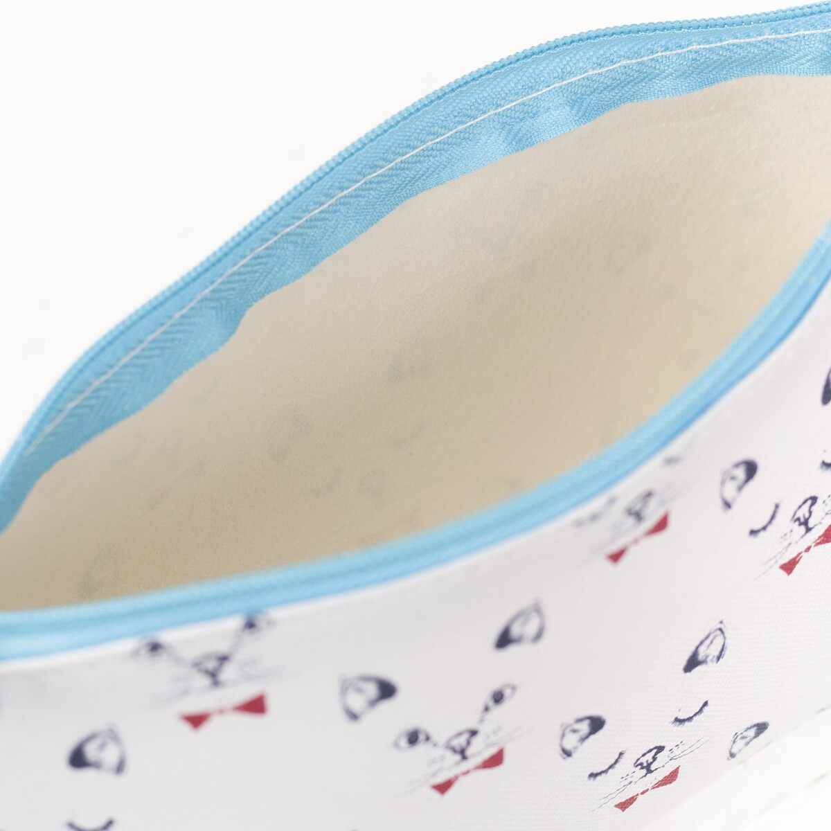 фото Косметичка на молнии, цвет белый no brand