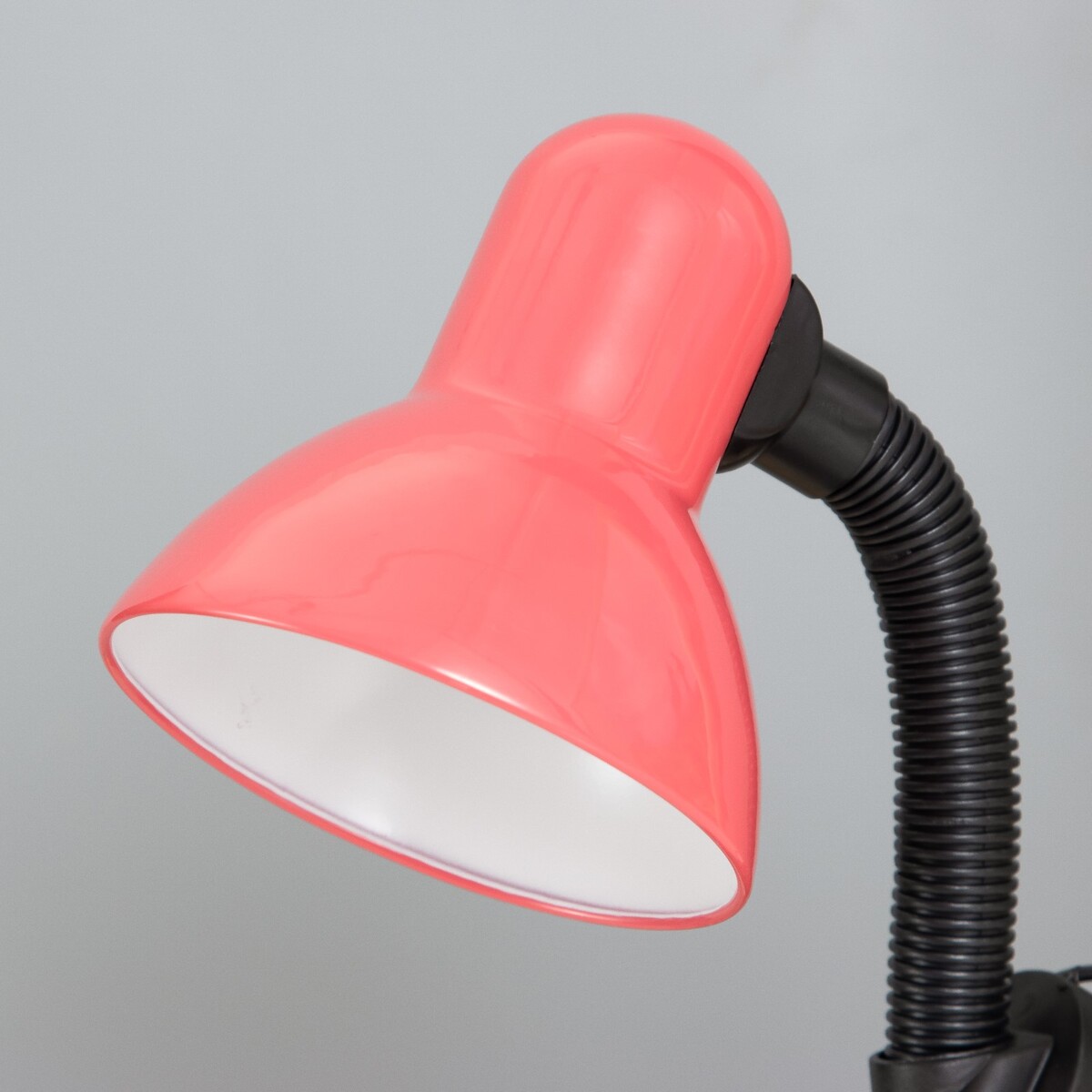фото Лампа настольная е27 с выкл. на зажиме (220в) розовая (108в) risalux