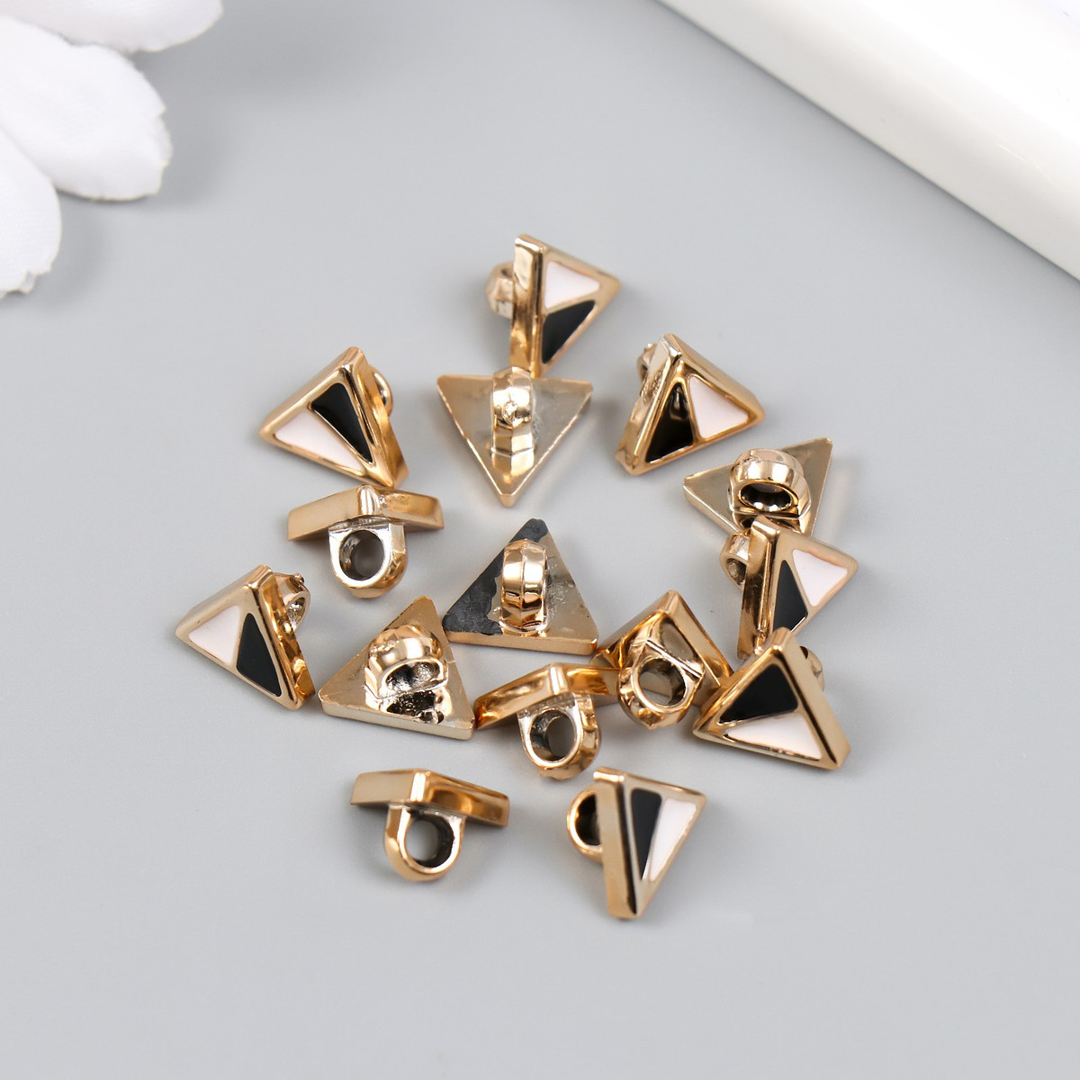 Пуговица пластик для творчества, Черный;золотистый;белый
Пуговица пластик для творчества, Черный;золотистый;белый