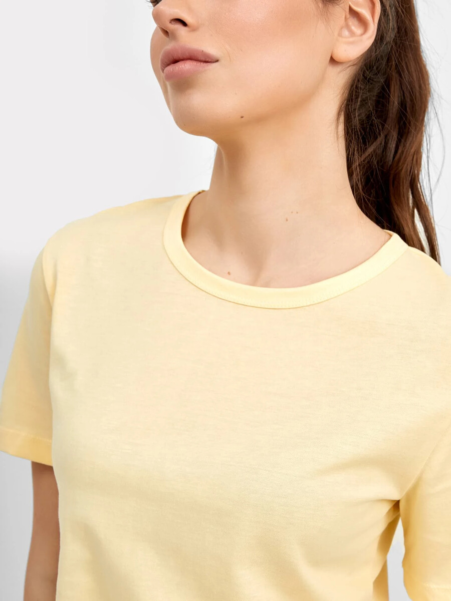 фото Однотонная футболка прямого силуэта в желтом цвете mark formelle