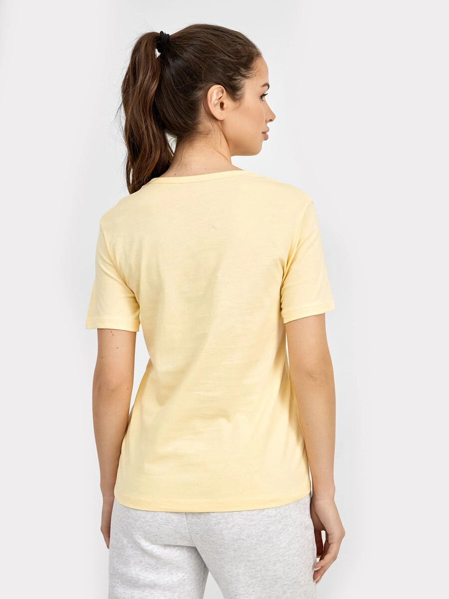 фото Однотонная футболка прямого силуэта в желтом цвете mark formelle