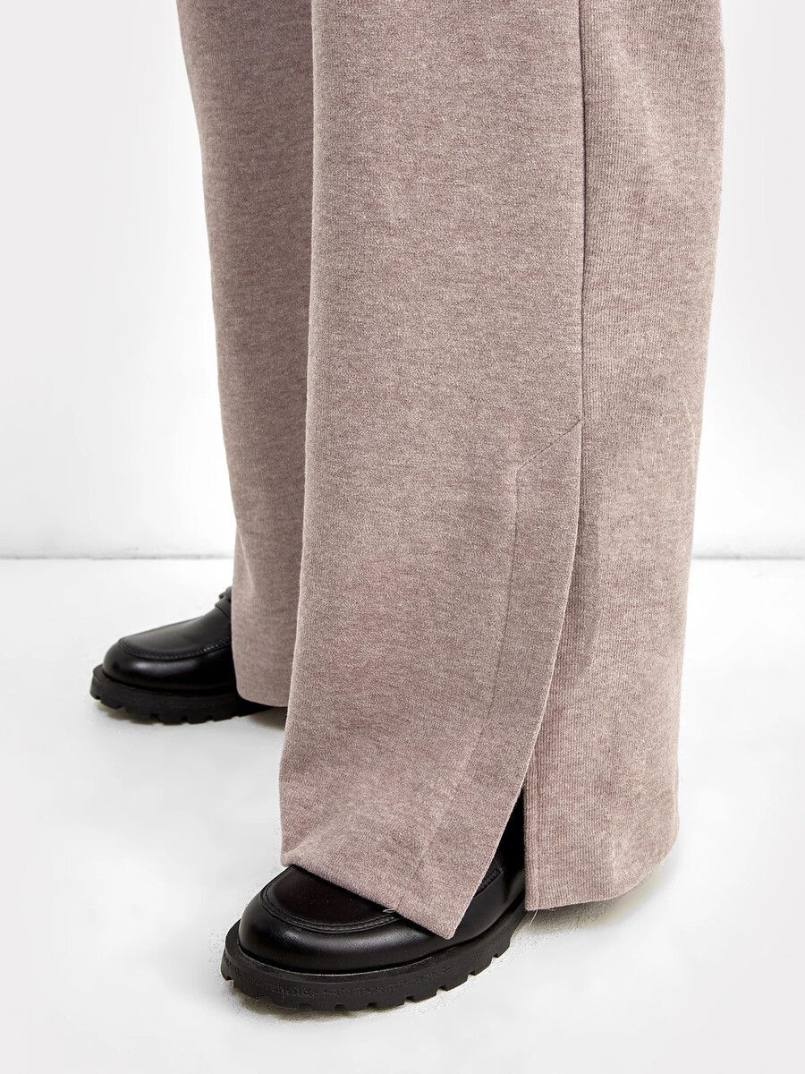 фото Свободные брюки клеш с разрезами в оттенке mark formelle