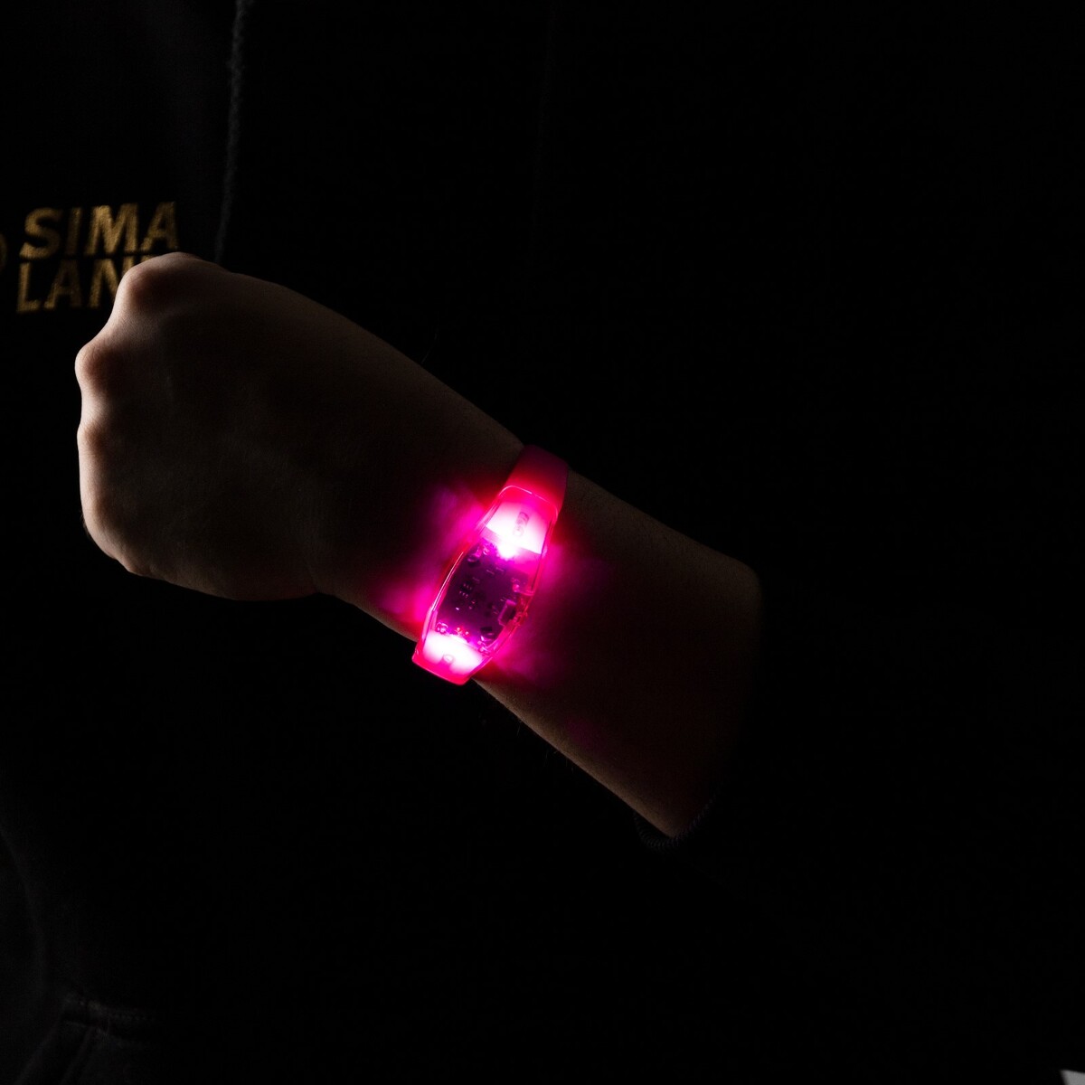 фото Светодиодный браслет розовый, батарейки cr2016х2, свечение розовое no brand