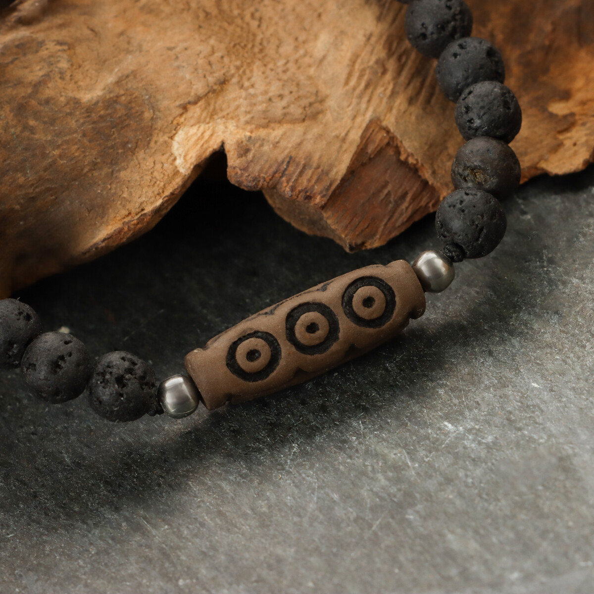 фото Браслет из лавы с бусиной дзи no brand