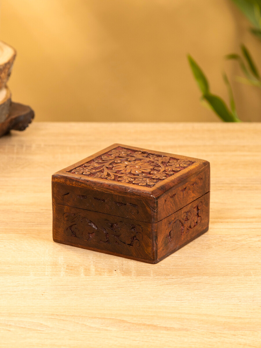 Шкатулка резная, 10×10×6 см, дерево шишам, Коричневый
Шкатулка резная, 10×10×6 см, дерево шишам, Коричневый