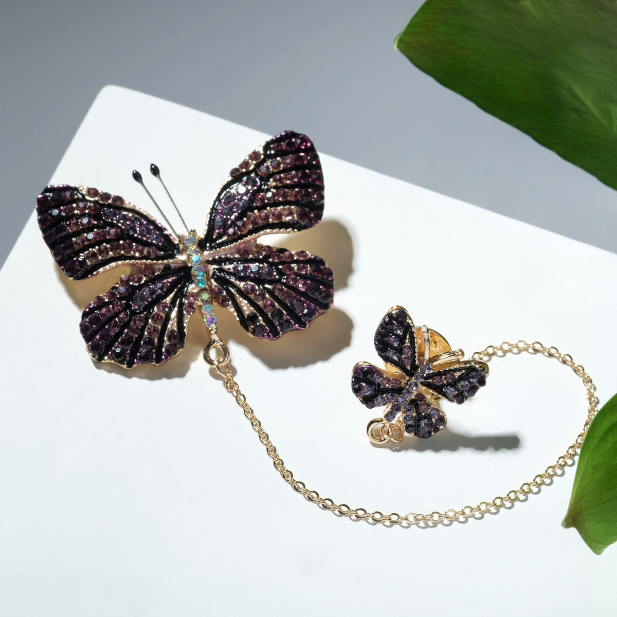 Брошь со значком на цепочке, Фиолетовый
Брошь со значком на цепочке, Фиолетовый