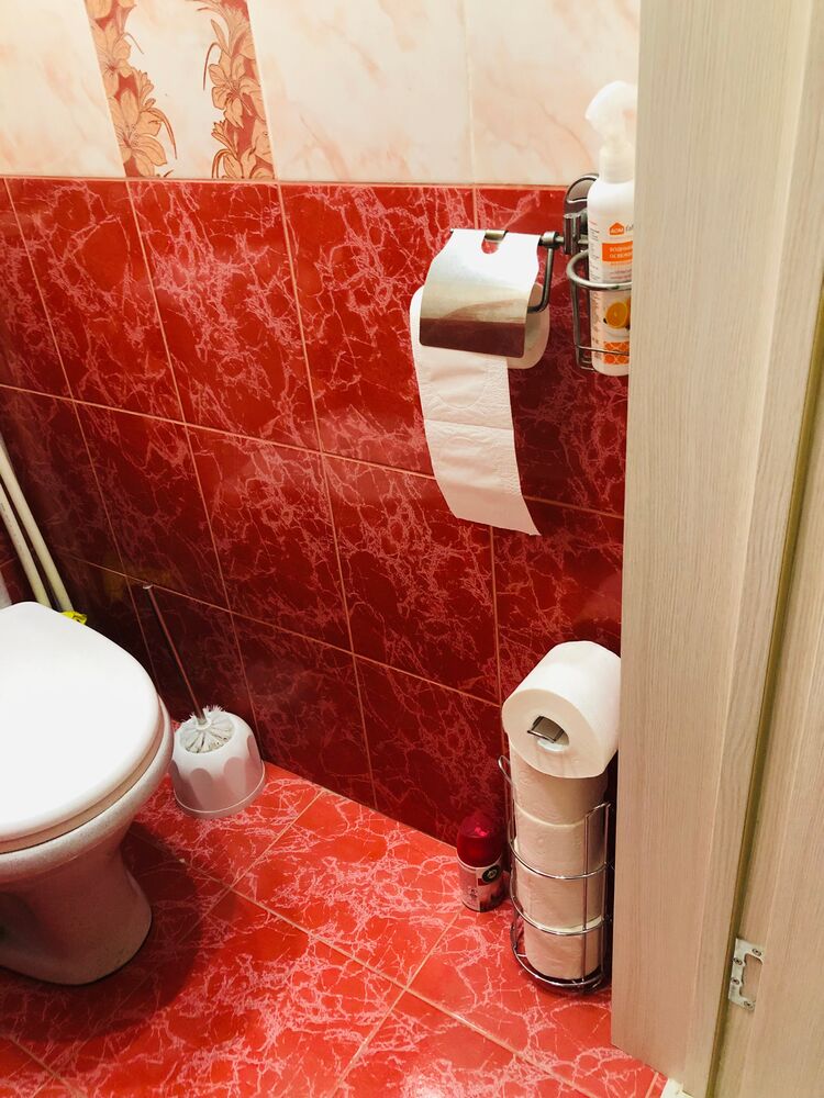 туалетная бумага в интерьере туалета