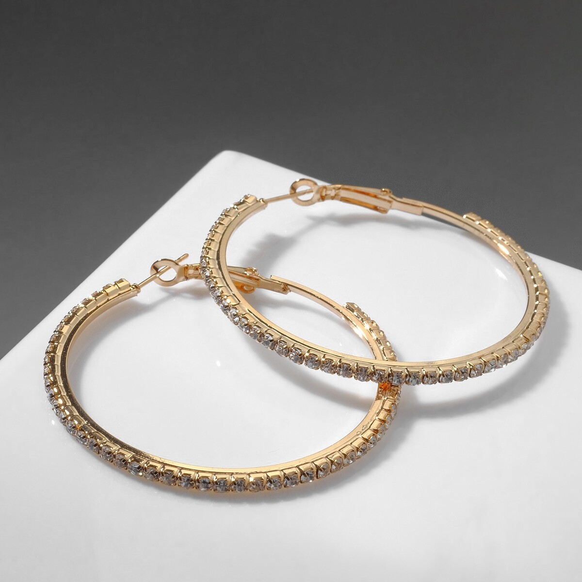 Серьги-кольца princess дорожка, цвет белый в золоте, d=4,5 см