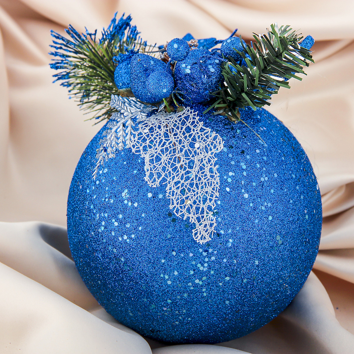 Синие шары на елку. Елочные шары. Синие елочные шары. Новогоднее украшение "шары". Декор пластиковых новогодних шаров.