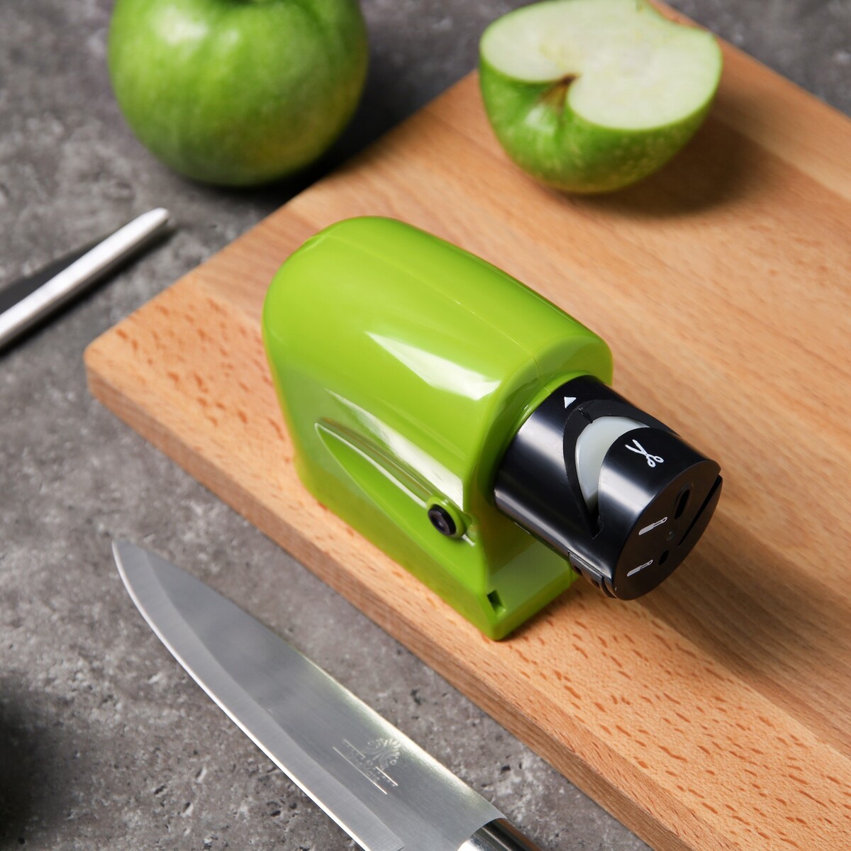 Ножеточка luazon lte-02, электрическая, для ножей/ножниц/отверток, 4хаа (не в ком.), зеленая нивелир лазерный kraftool cl 70 20м 70м ip54 ±0 2 мм м детектор 4хаа в кейсе