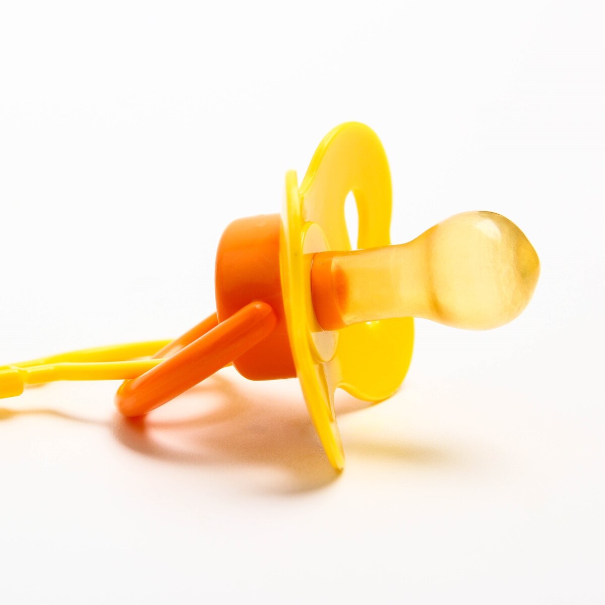 пустышка крошка я латекс с кольцом. соска детская красная. пустышка в роддоме. день соска. соска на белом фоне.