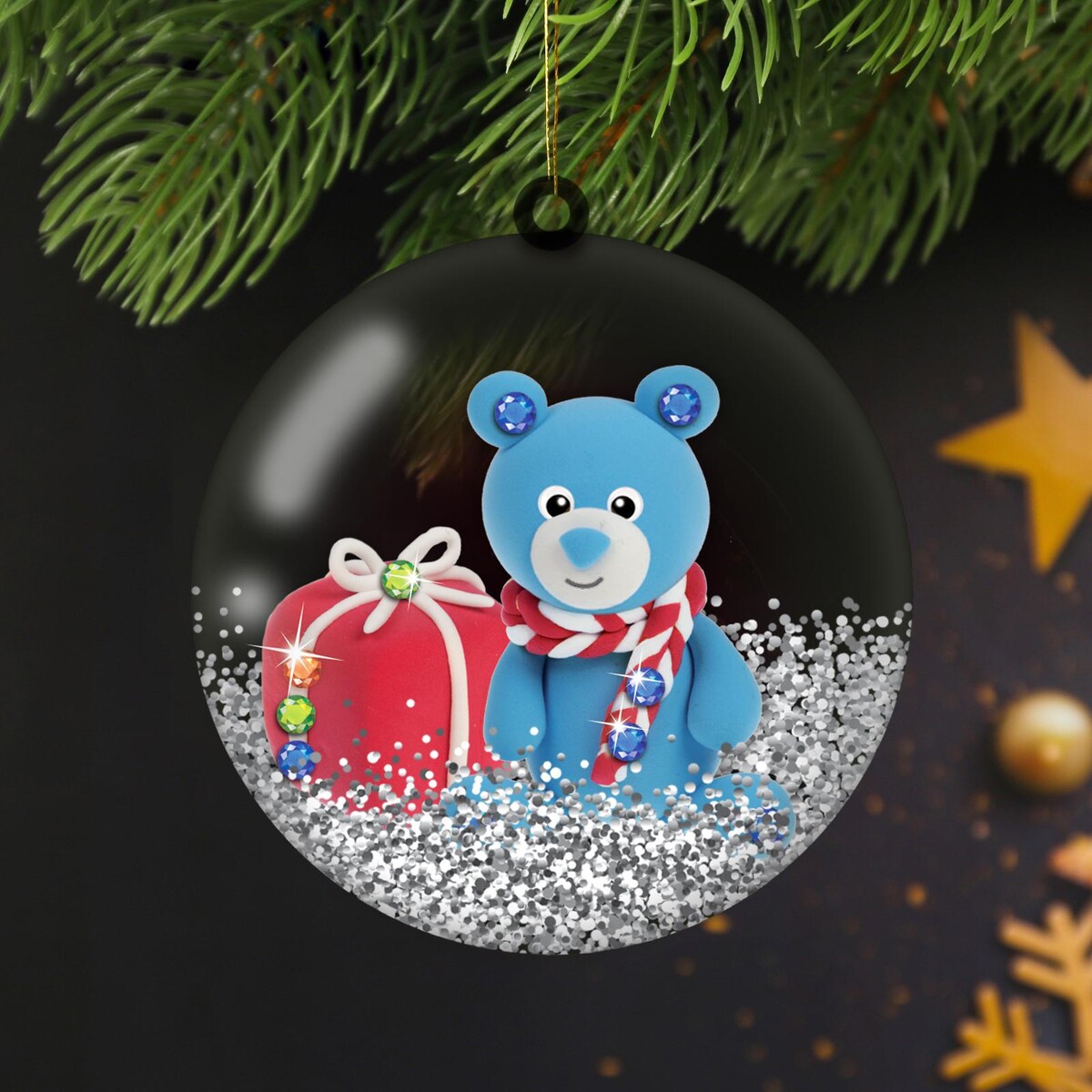 Медведь на шаре. Новогодний мишка в Шарк. Мишка на шаре. Шар мишка в шаре. Мишка с шарами елочная игрушка.
