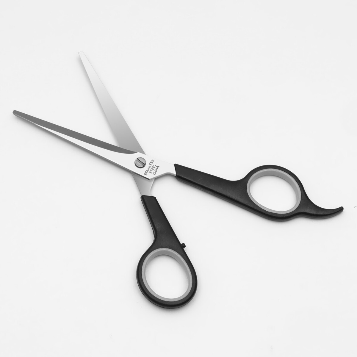 фото Ножницы парикмахерские с упором, в чехле, лезвие — 7 см, цвет черный/серебристый queen fair