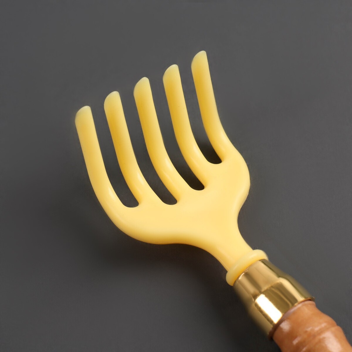 фото Массажер - чесалка, универсальный, с ложкой, деревянный, 47 × 4 × 3 см, цвет желтый onlitop