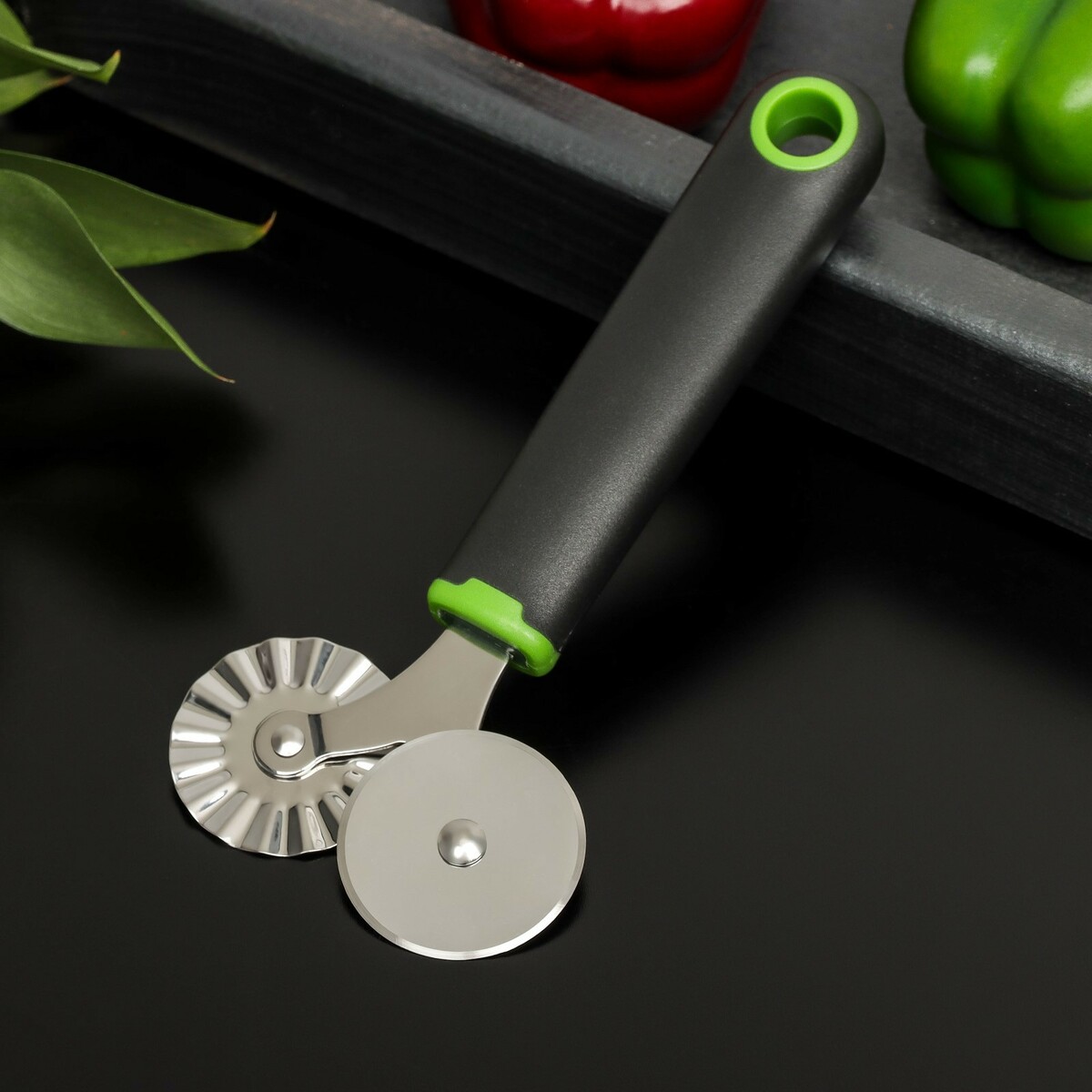 Нож для пиццы и теста двухсторонний доляна lime, 17×7,5 см, цвет черно-зеленый вакуумная крышка для посуды доляна d 22 5 см зеленый