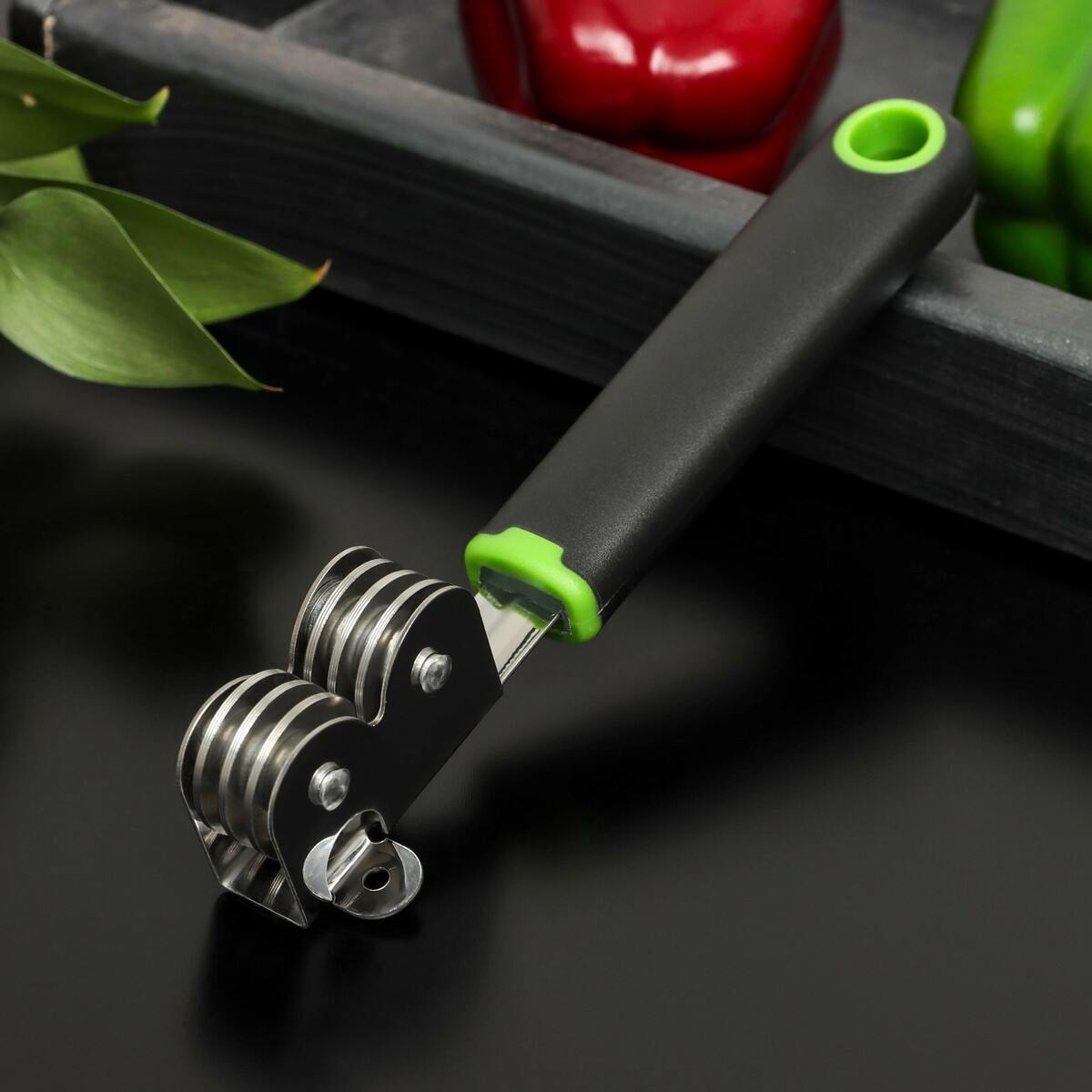Точилка для ножей доляна lime, 18,3×3,5 см, цвет черно-зеленый соковыжималка механическая доляна fruits 20×14 5×37 см