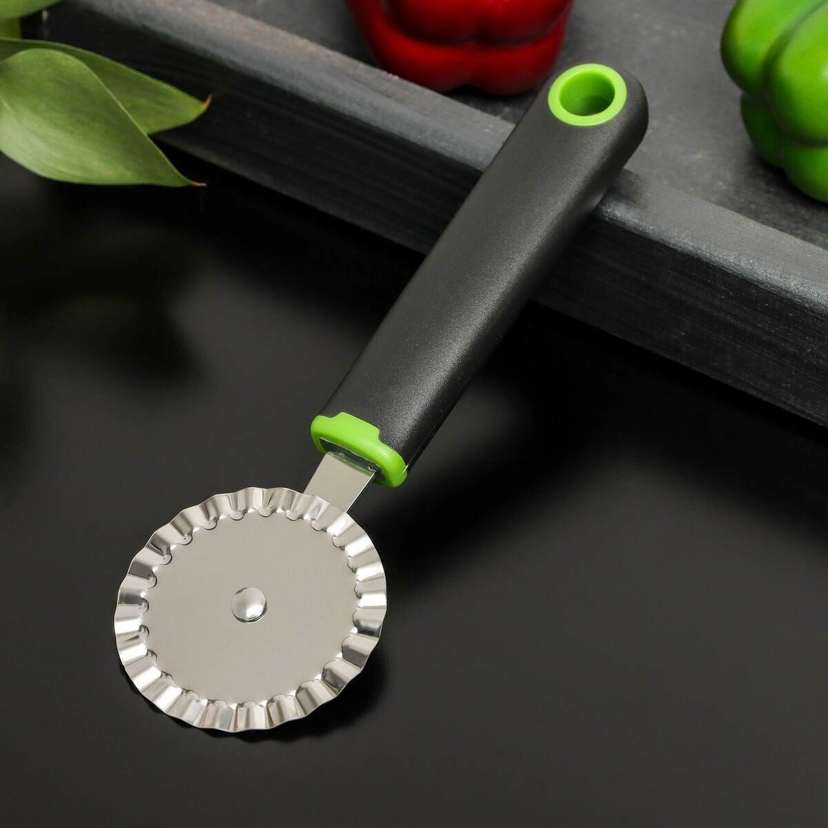 Нож для пиццы и теста ребристый доляна lime, 19×6 см, цвет черно-зеленый нож для пиццы и теста true love 18 см два лезвия