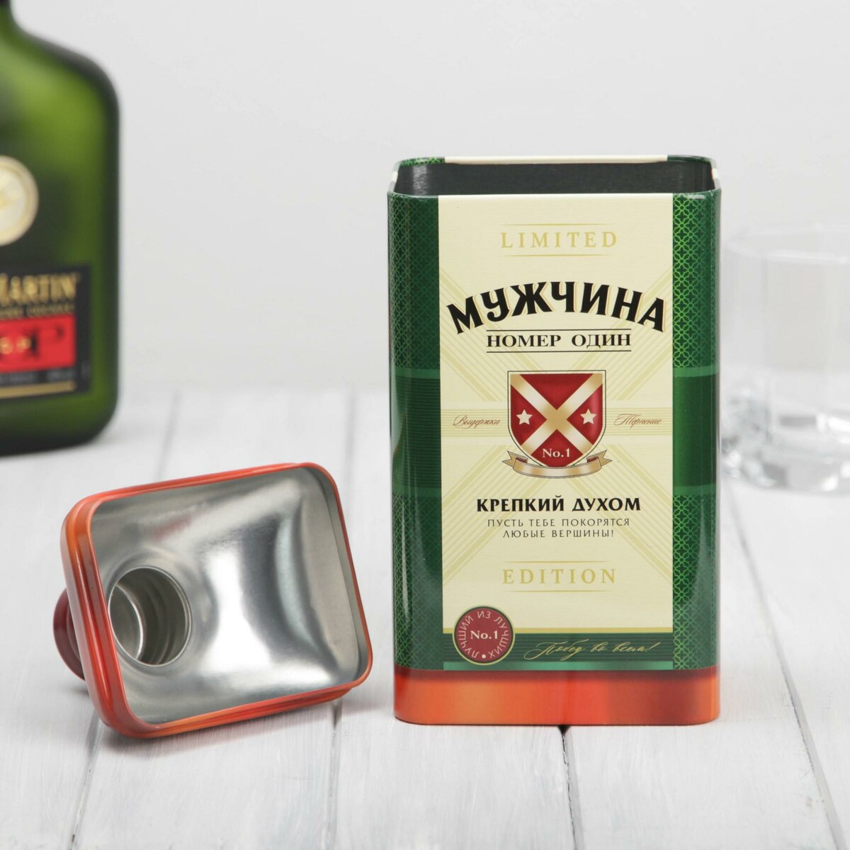Коробка жестяная в форме бутылки. Алкоголь в жестяной упаковке. Подарок с мини алкоголем мужчине.