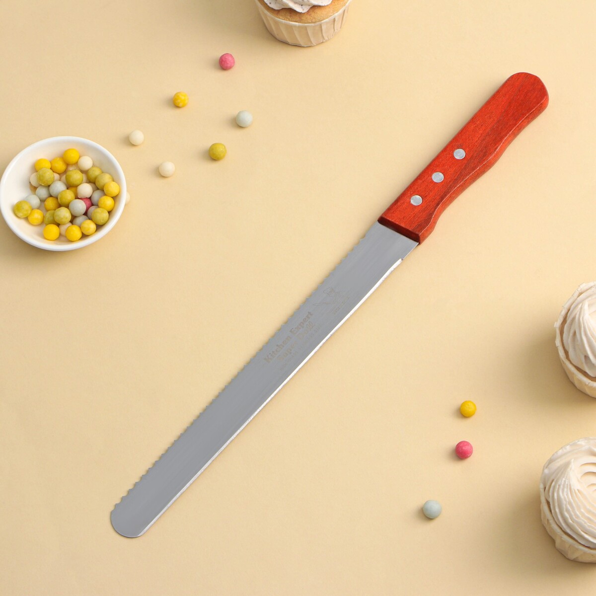Нож для бисквита двусторонний konfinetta, с крупными зубцами и ровным краем, лезвие 25 см, толщина лезвия 0,9 мм нож для бисквита ровный край ручка пластик рабочая поверхность 30 см
