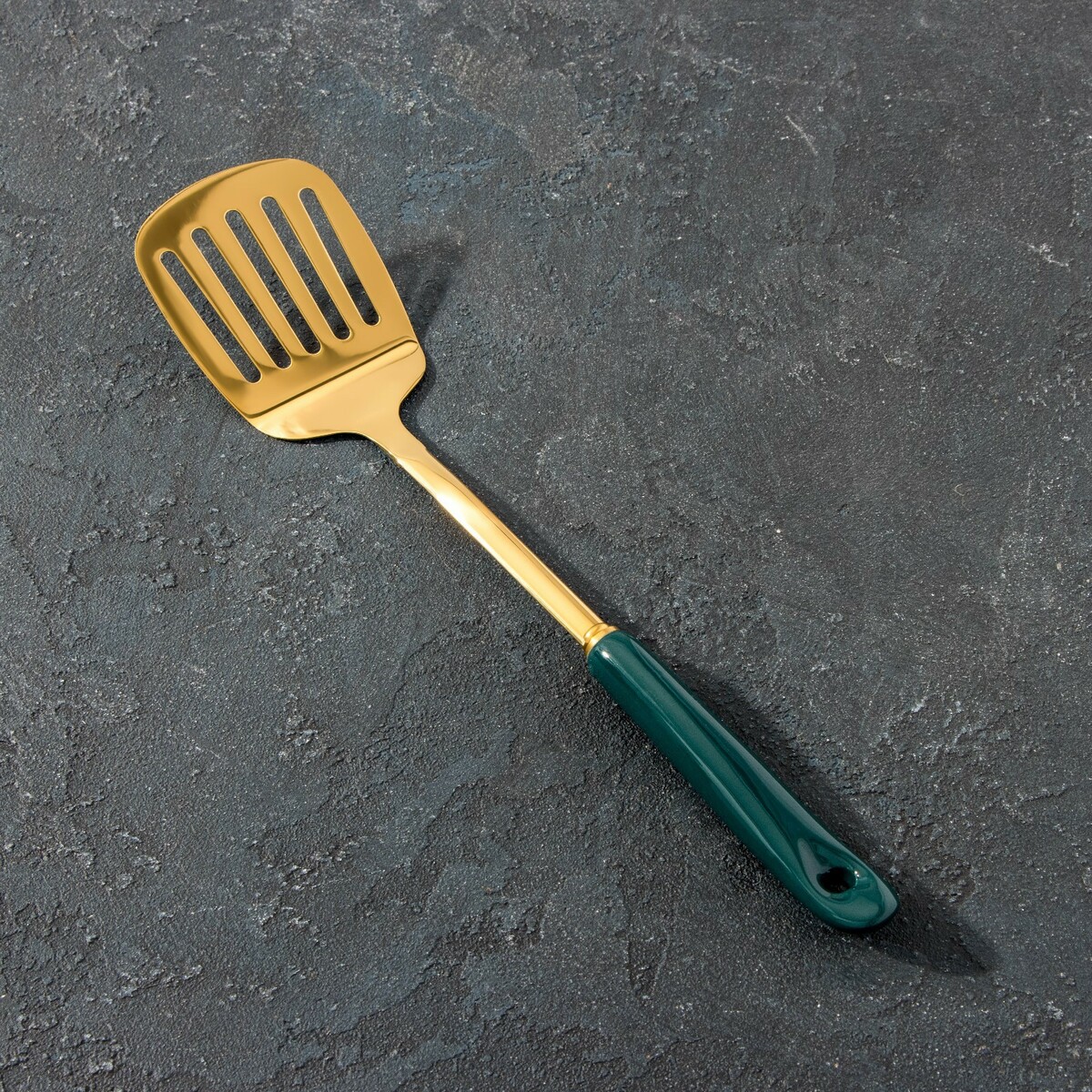 Лопатка из нержавеющей стали с отверстиями base, 36,5×8×2,5 см, цвет ручки зеленый, цвет металла золотой