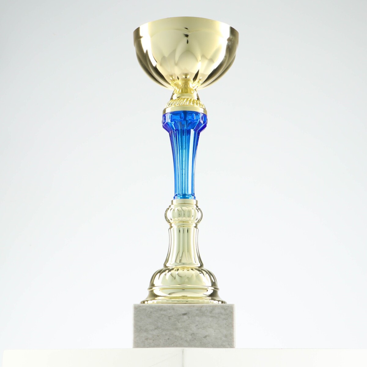 Кубок 132b, наградная фигура, золото, подставка камень, 23 × 7 × 7 см