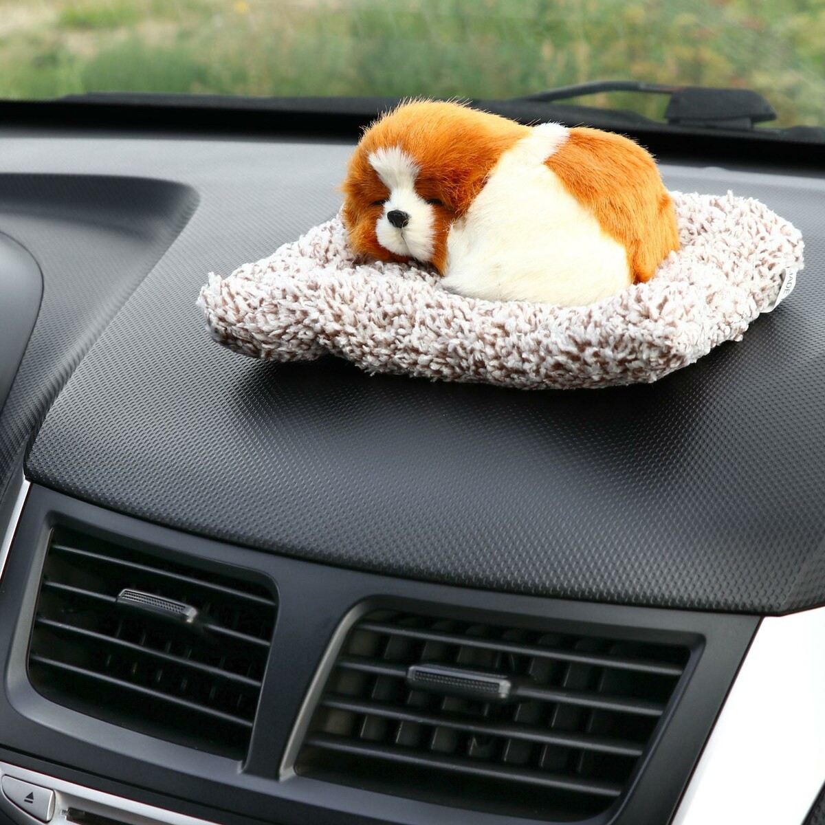 фото Игрушка на панель авто, собака на подушке, бело-рыжий окрас no brand