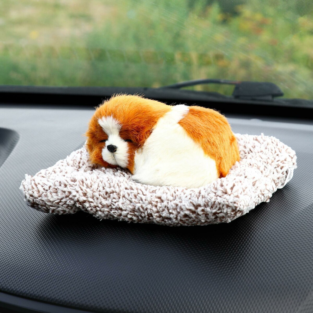 Игрушка на панель авто, собака на подушке, бело-рыжий окрас игрушка для авто
