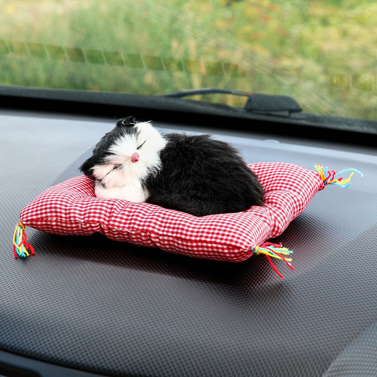 Игрушка на панель авто, кошка на подушке, черно-белый окрас панель на монитор для стикеров