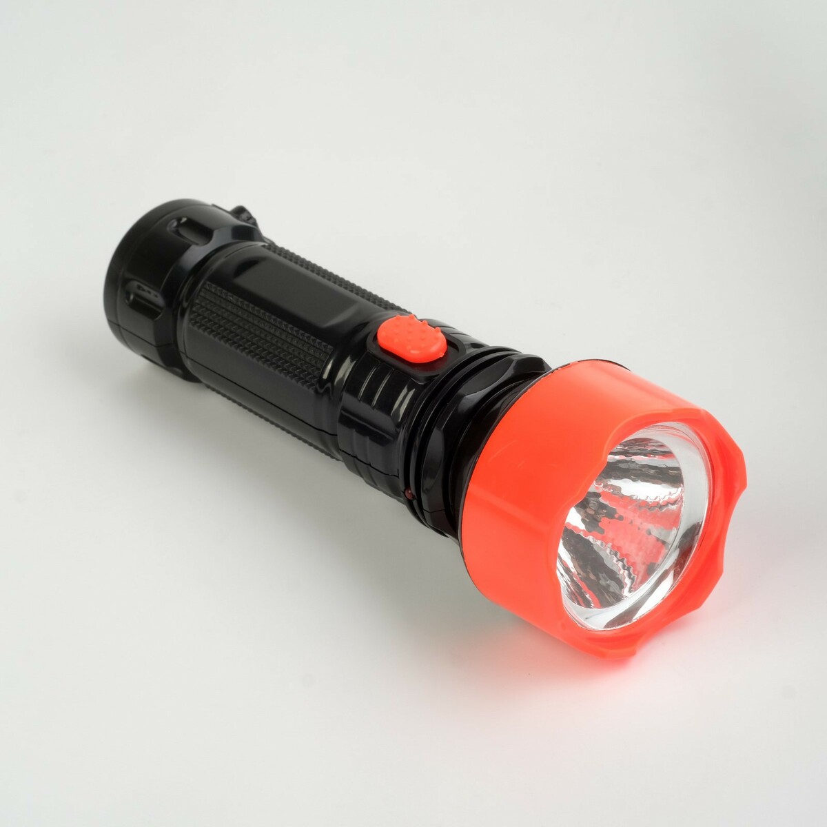 Фонарь ручной аккумуляторный, 1 led, 16.5 х 5.7 х 5.7, от сети, красно-черный фонарь ручной аккумуляторный 3 вт 1000 мач с солнечной панелью 1 2 вт 6 в и лампочкой