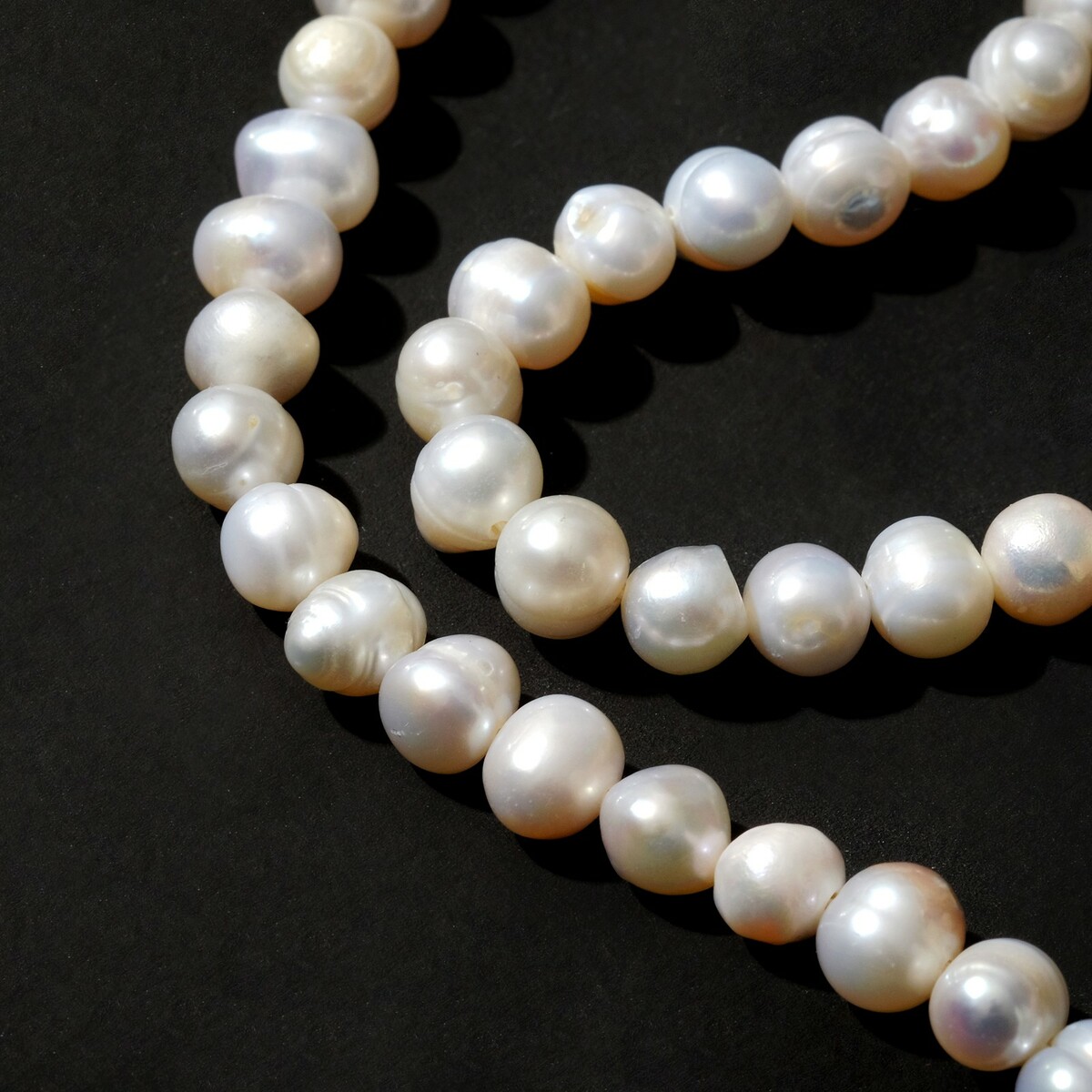 

Бусины на нити, Белый