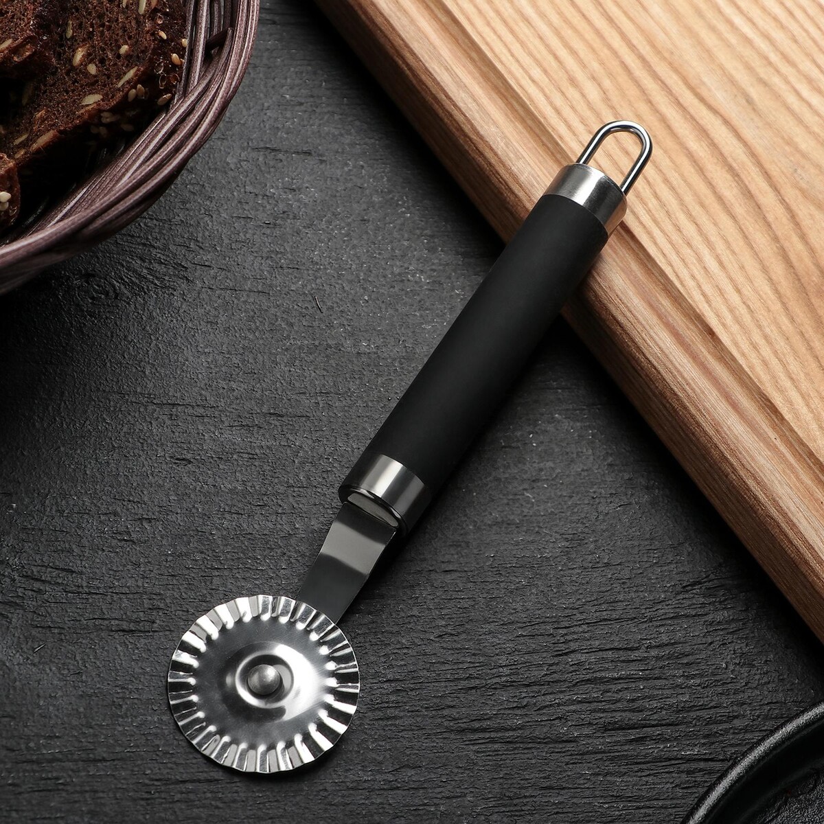 Нож для пиццы и теста venus, 18 см, ручка soft-touch, цвет черный ежедневник soft touch с тиснением