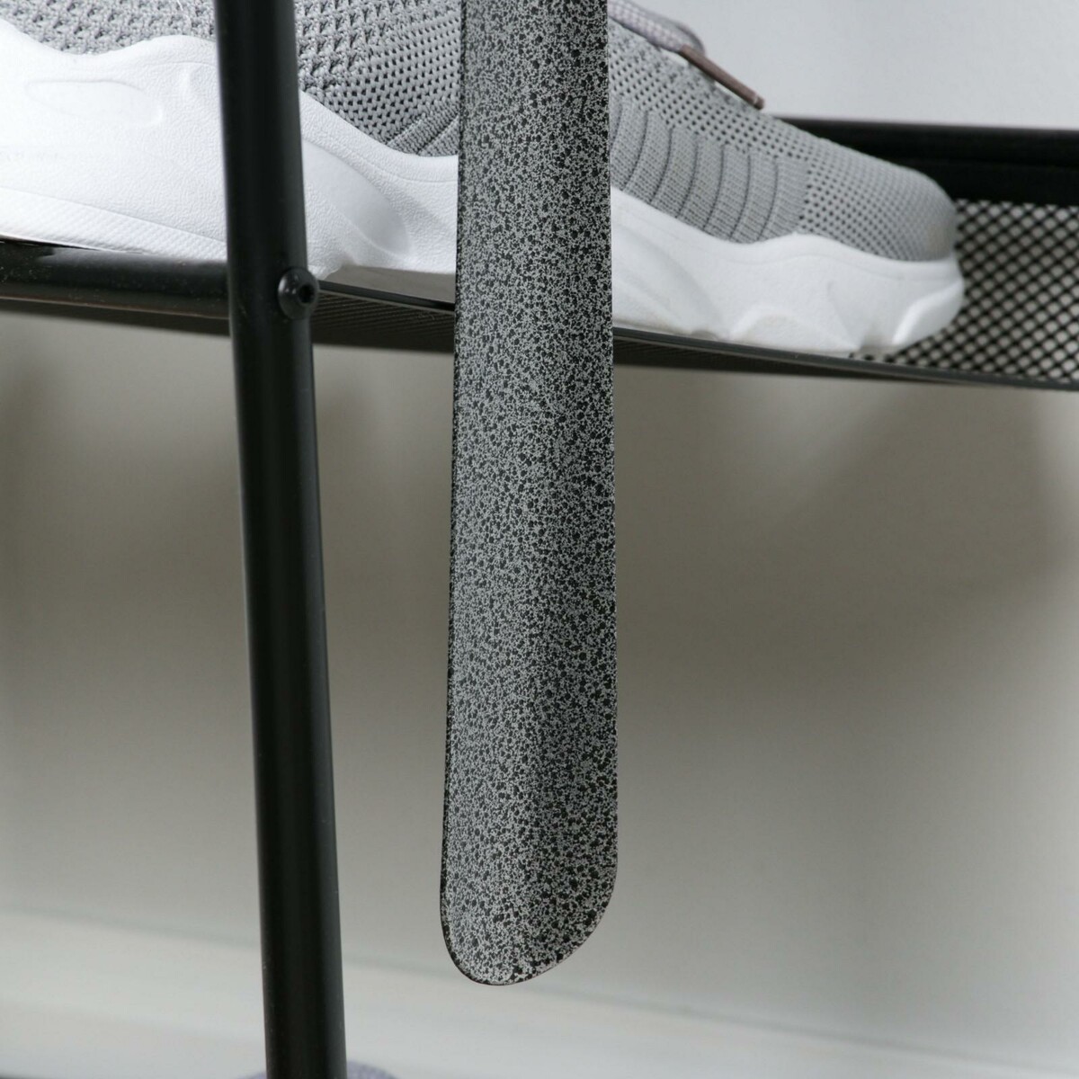 фото Ложка-рожок для обуви с крючком, 42×4 см доляна