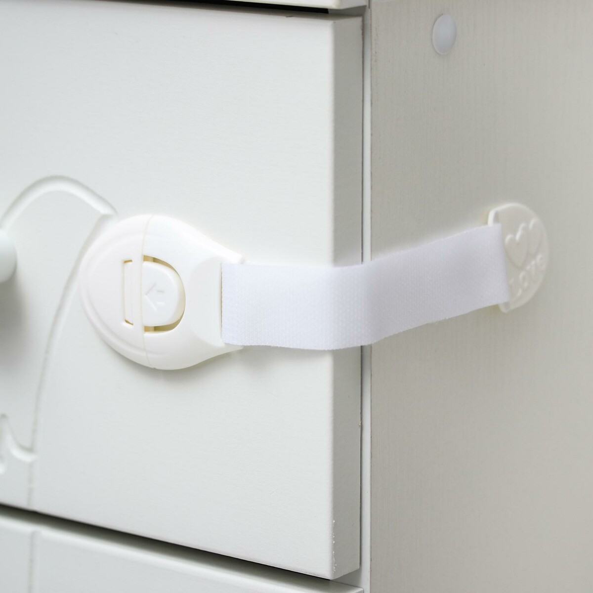 Универсальный блокиратор на липучке, цвет белый защитный замок для холодильника clippasafe cl73 1ru белый