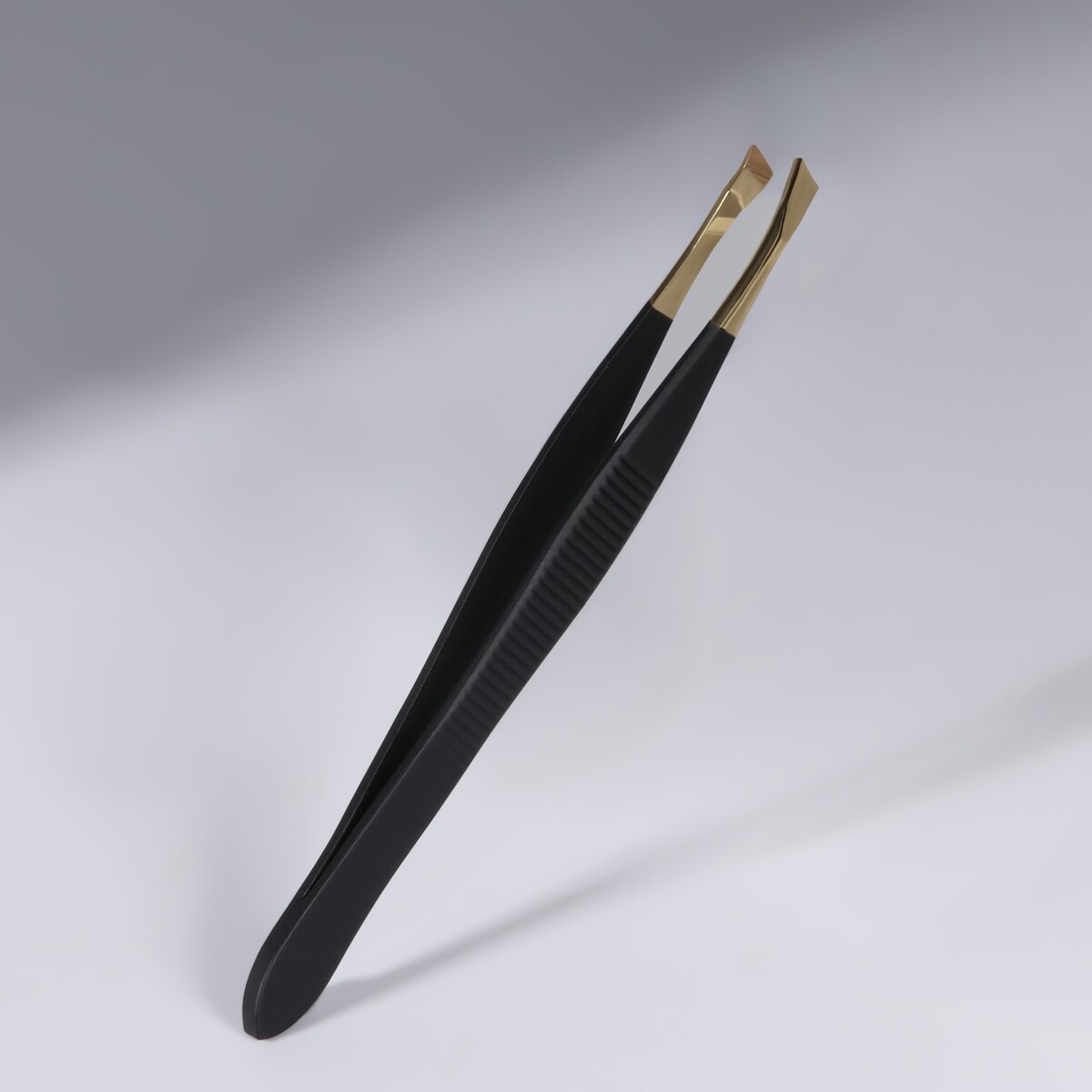 Пинцет скошенный, узкий, 8,5 см, цвет черный/золотистый рукоятка для тяги к животу узкий параллельный хват profi fit profi fit rt 019