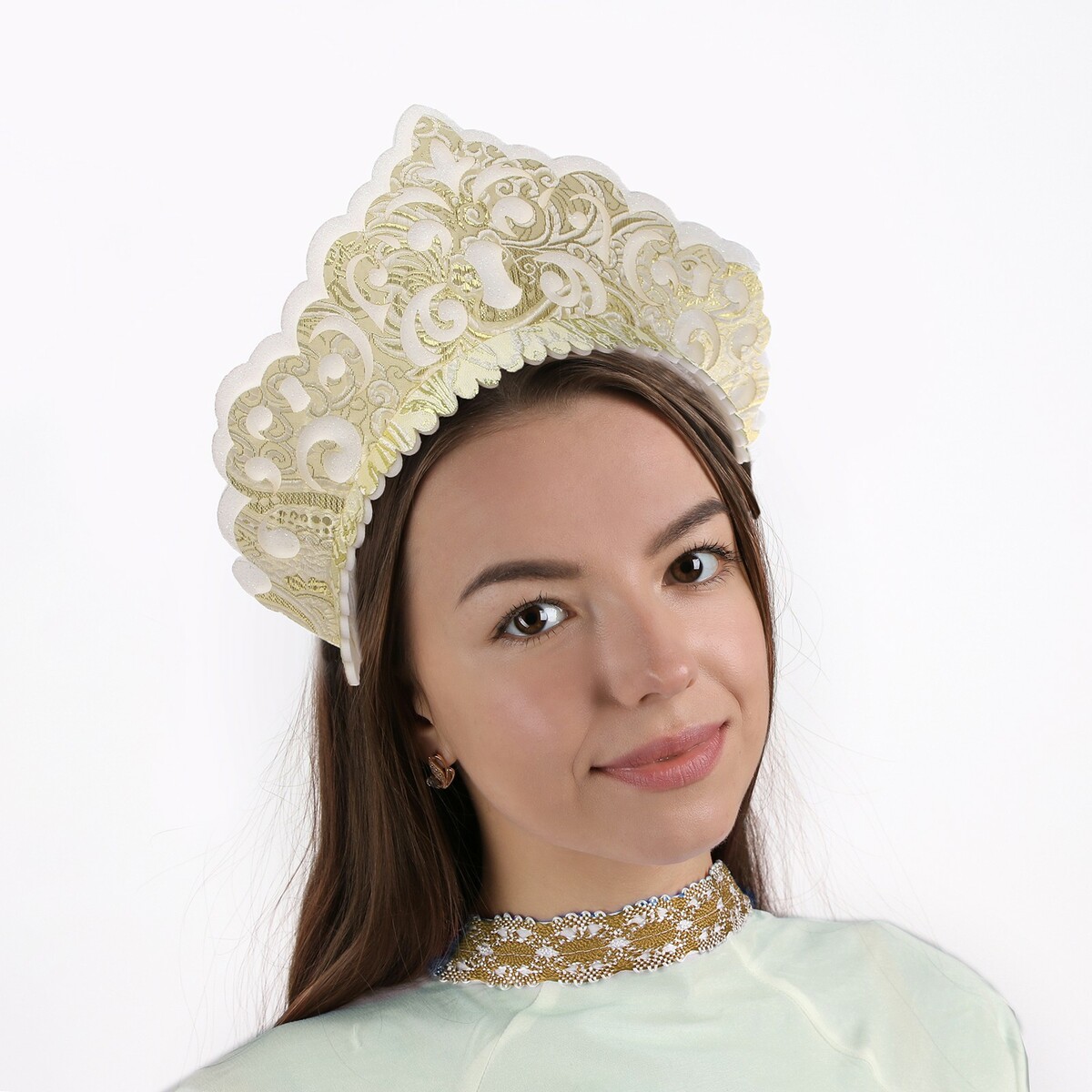 

Кокошник, Золотистый