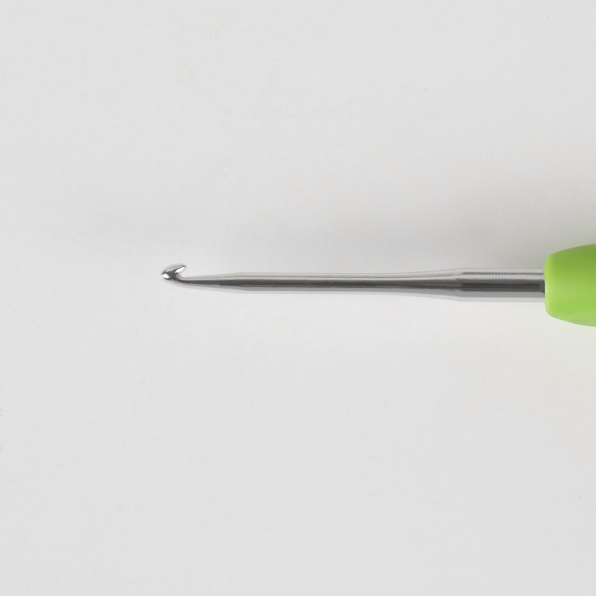 Крючок для вязания, с силиконовой ручкой, d = 2 мм, 14 см, цвет зеленый фото