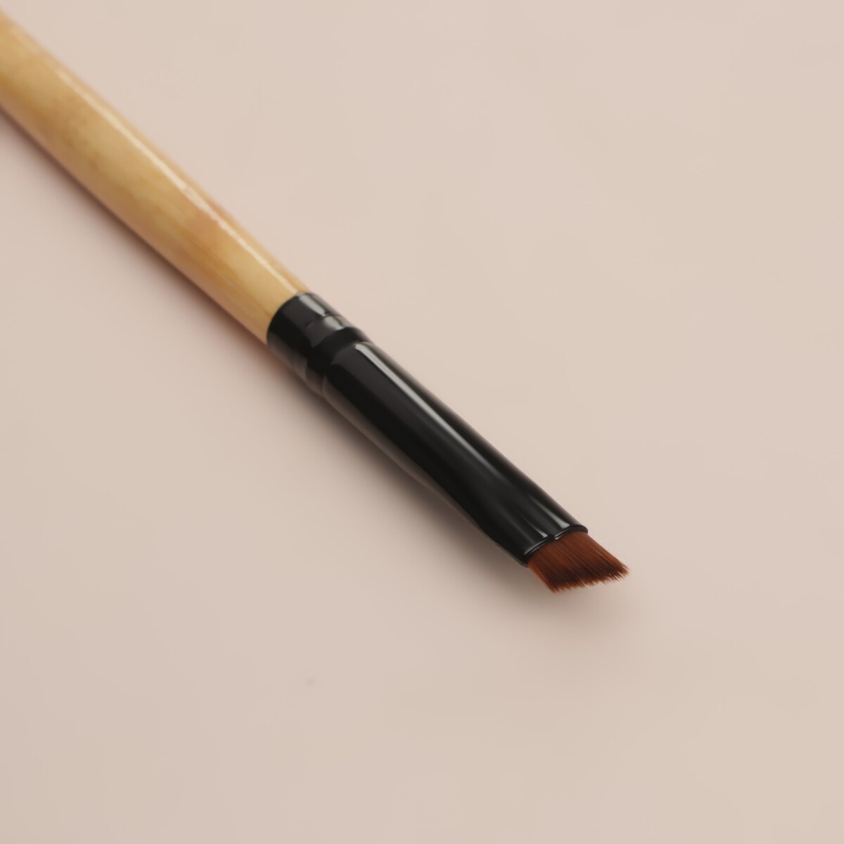 Кося 18. Бежевая кисточка. Brush Wood», жёсткая, скошенная, 18 см.