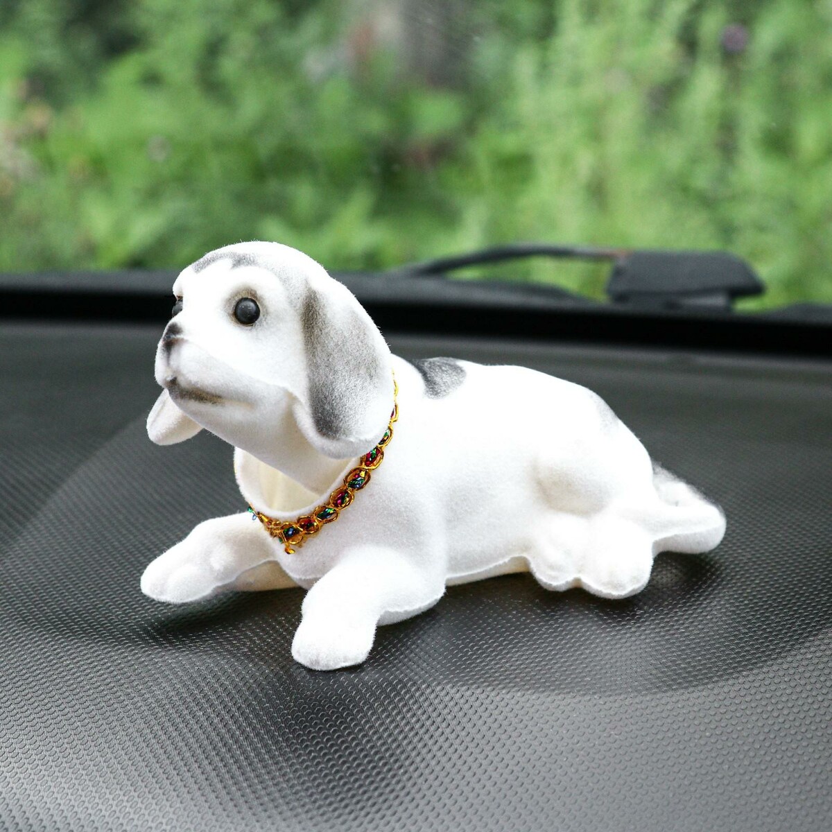 Собака на панель авто, качающая головой, большая, белый окрас