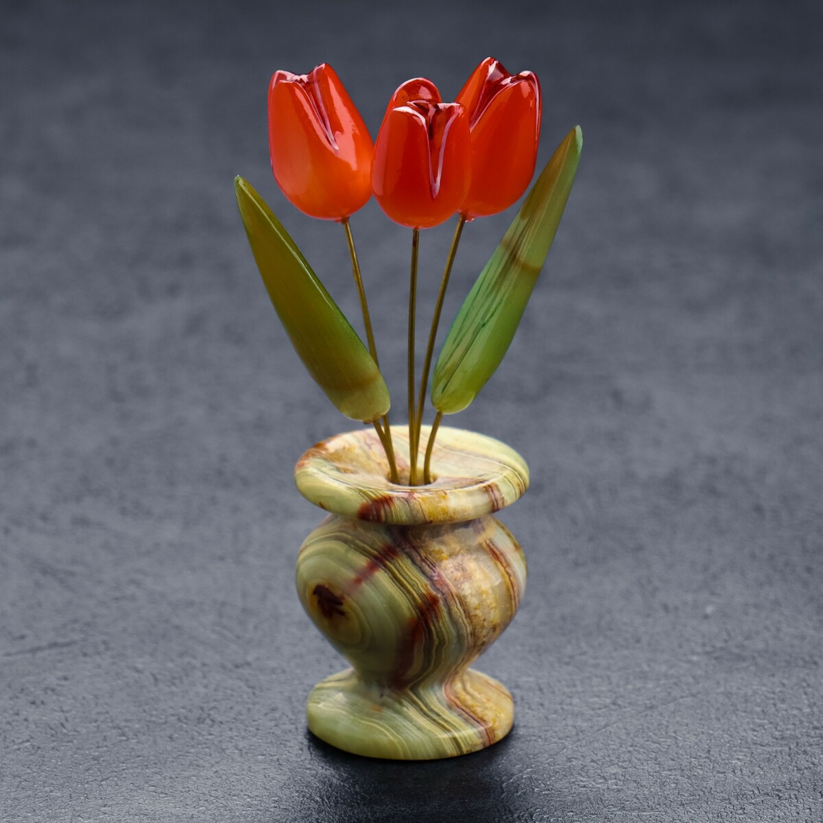 Цветок в горшке папоротник в керамическом горшке