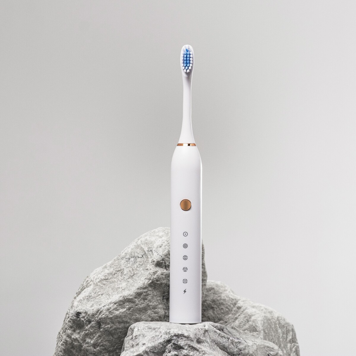 Электрическая зубная щетка luazon lp-005, вибрационная, 2 насадки, от акб, белая электрическая зубная щетка cs medica cs 466 w белая