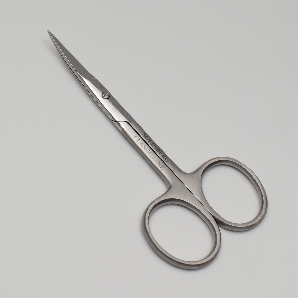 

Ножницы для кутикулы узкие загнутые 10*5,5см лезвия 22мм серебро мат 052 solinberg