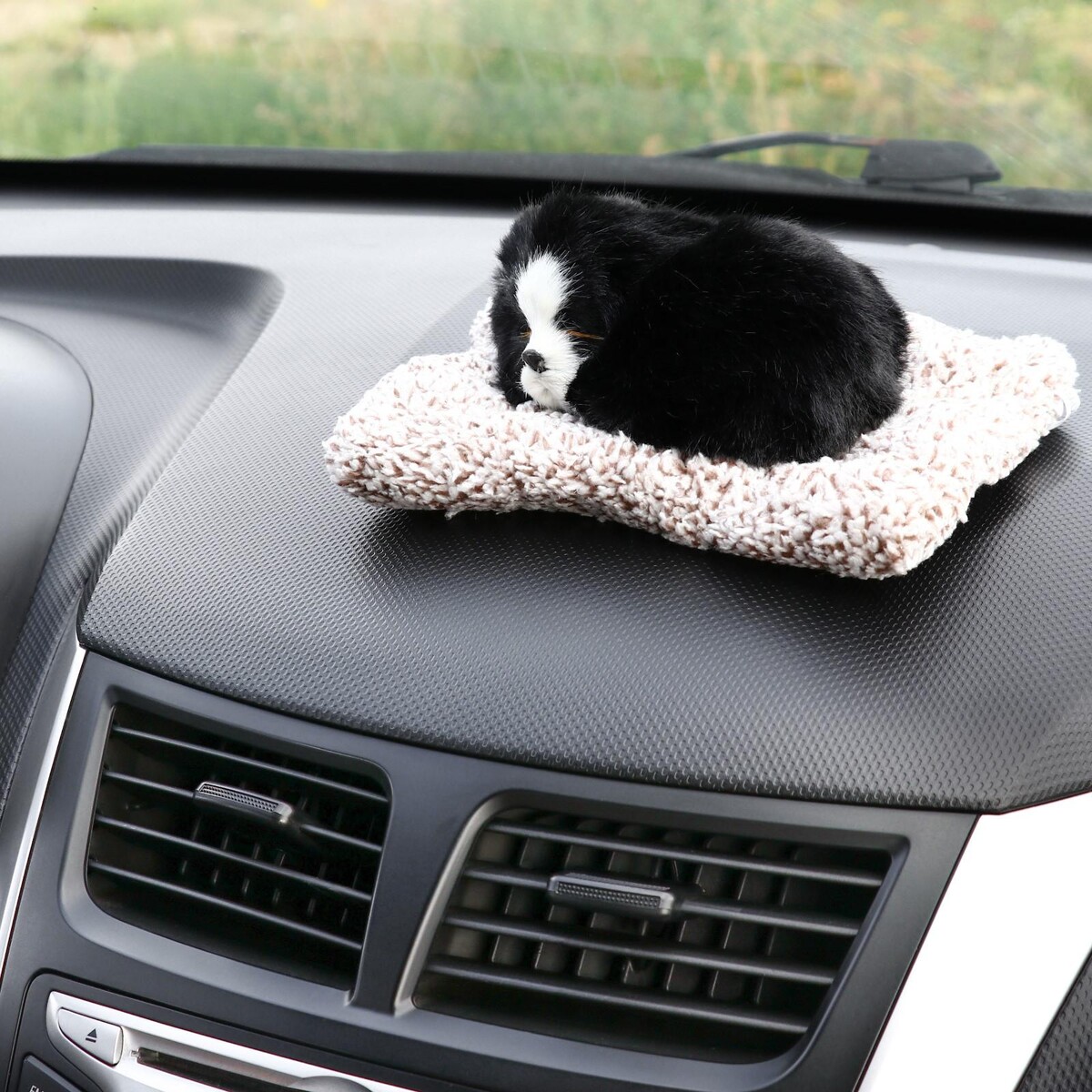 Игрушка на панель авто, собака на подушке, черный окрас No brand, цвет серый 01121137 - фото 2