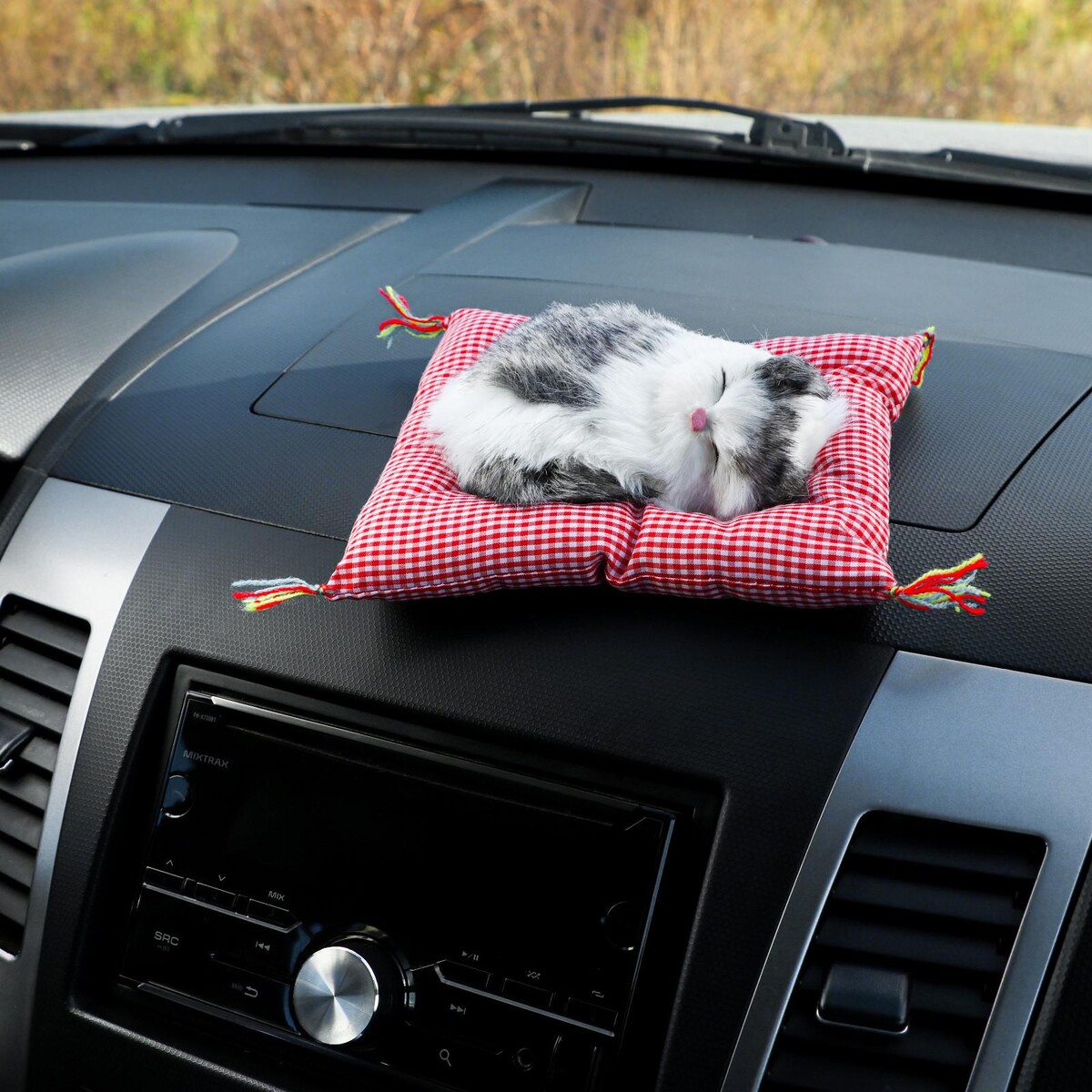 Игрушка на панель авто, кошка на подушке, бело-серый окрас сиамская кошка